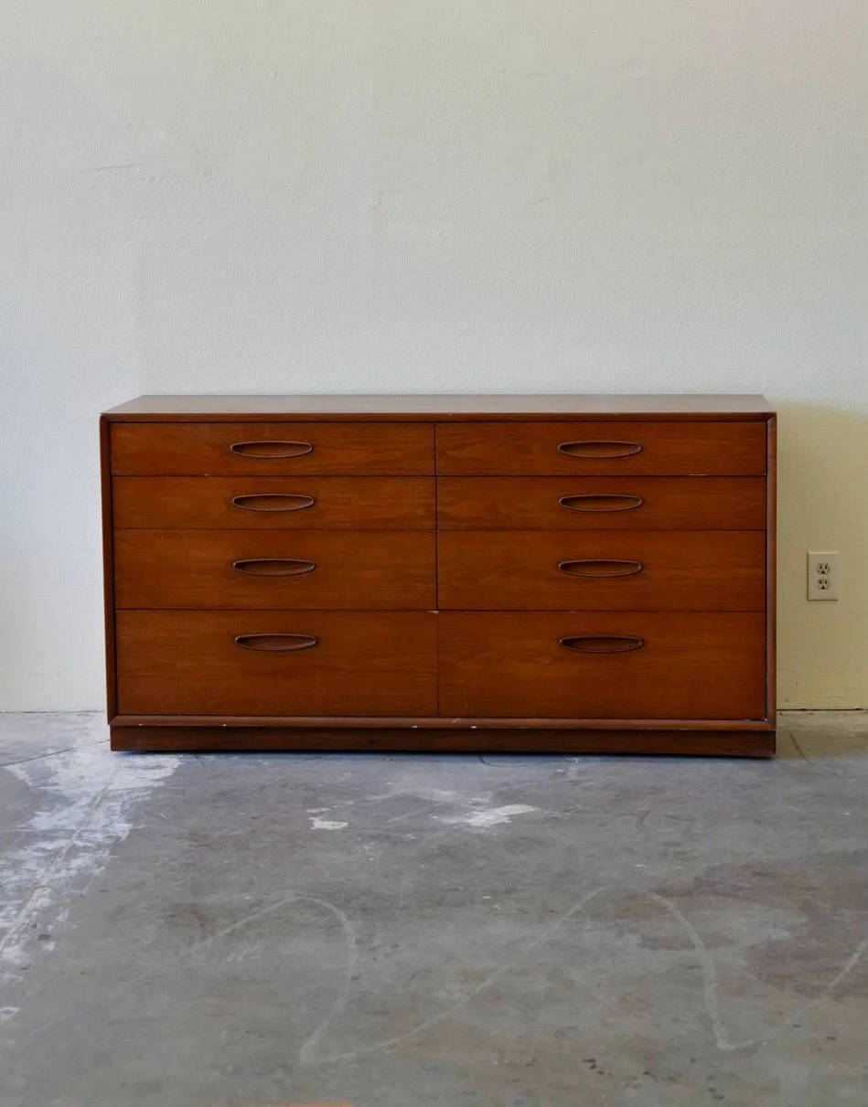 Two stunning vintage Henredon dressers from the 1960s &mdash; the perfect pair for a timeless mid-century modern interior.

Crafted from rich walnut wood, both pieces feature elegant curved wooden handles, clean lines, and beautiful warm grain.

✨ 8-