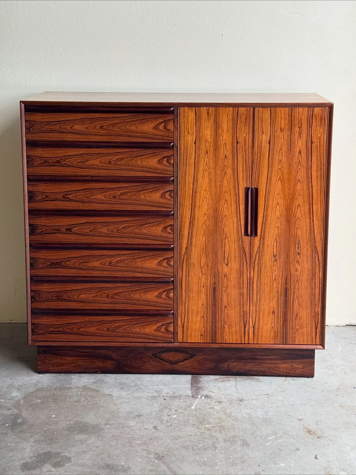Functional sculpture at its finest.
This Westnofa Mid-Century Modern gentleman&rsquo;s chest features seven drawers plus a right-side cabinet with pull-out interior drawers.

Crafted in Brazilian rosewood with stunning grain patterns and a sculptural