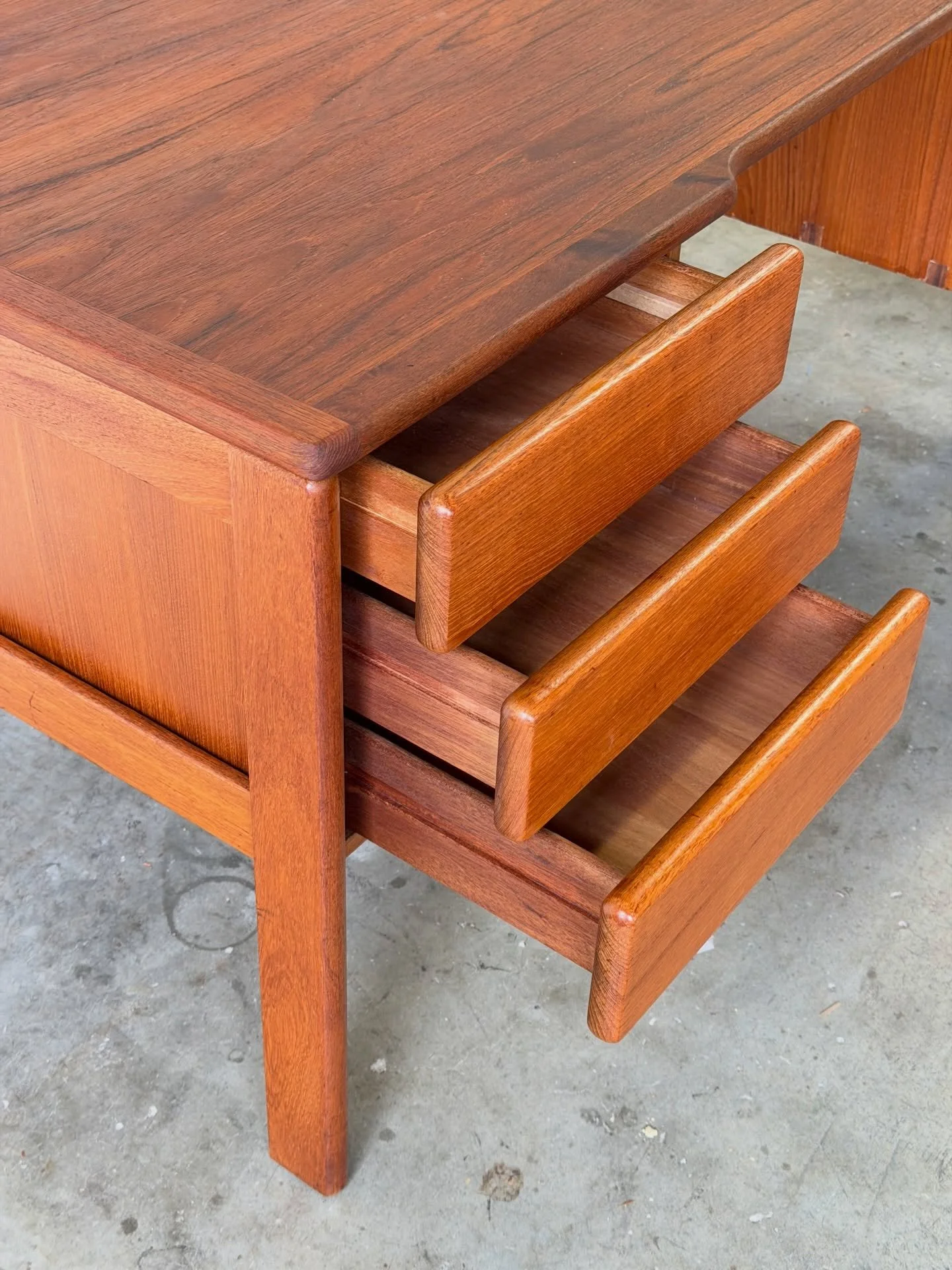 Vintage Danish Mid-Century Modern teak executive desk, Denmark, 1960s.
Clean Scandinavian lines, warm teak grain, and a functional layout with four drawers for storage. The back is fully finished with open shelving, allowing the desk to be placed fre