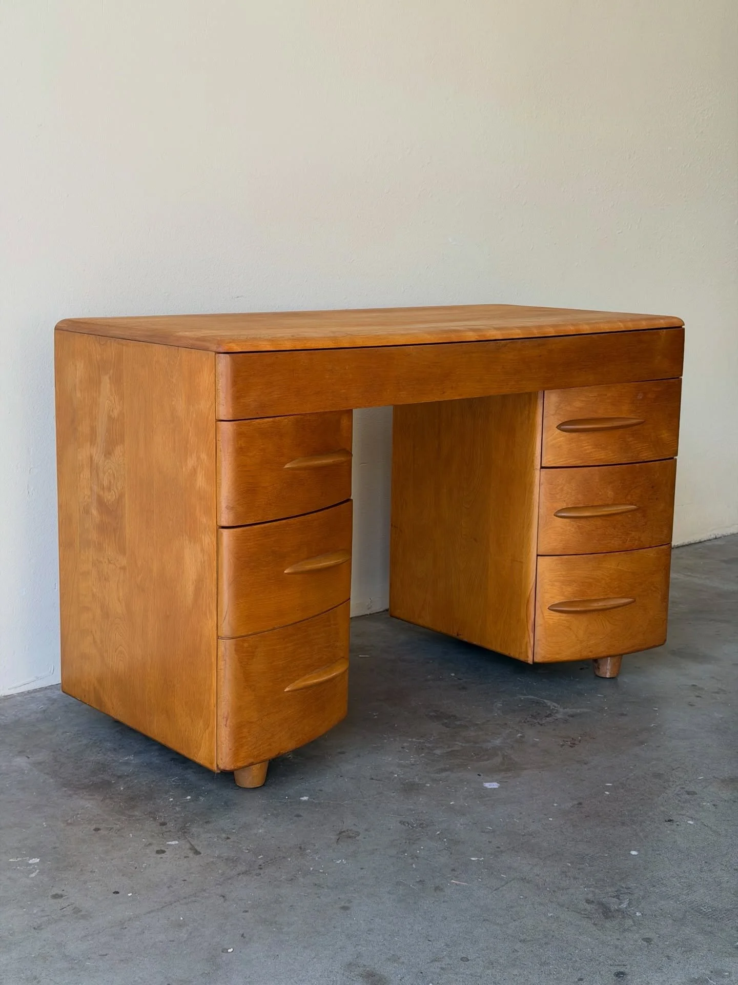 A true mid-century classic. Vintage desk by Heywood-Wakefield, crafted in solid maple with a warm honey finish.

Clean lines, sculpted drawer pulls, and softly rounded edges give it that effortless, timeless look that never goes out of style. Six spa