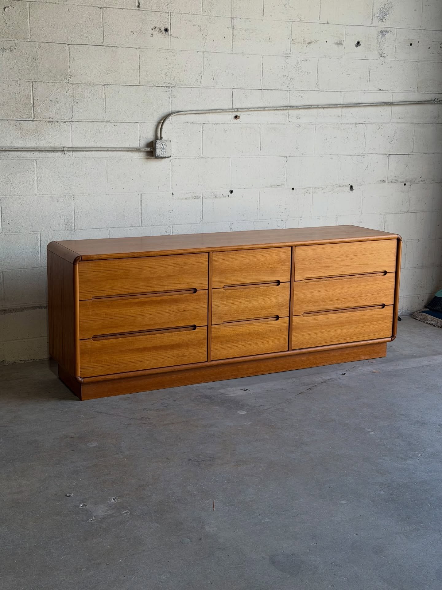 Danish teak low dresser &mdash; clean, long, and timeless ✨

Beautiful Mid Century Modern dresser in warm teak, featuring a long, low silhouette with softly rounded edges and integrated pulls.

Minimal, balanced, and incredibly versatile &mdash; work