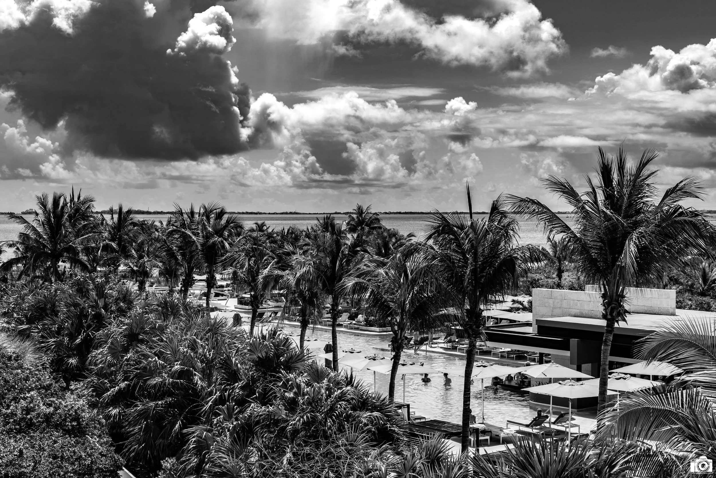 A Room with a Pool View in B&W.

Shot taken with a Sony a7C // FE 28-60mm @ 60mm - F11 - ISO 100 - 1/200s.