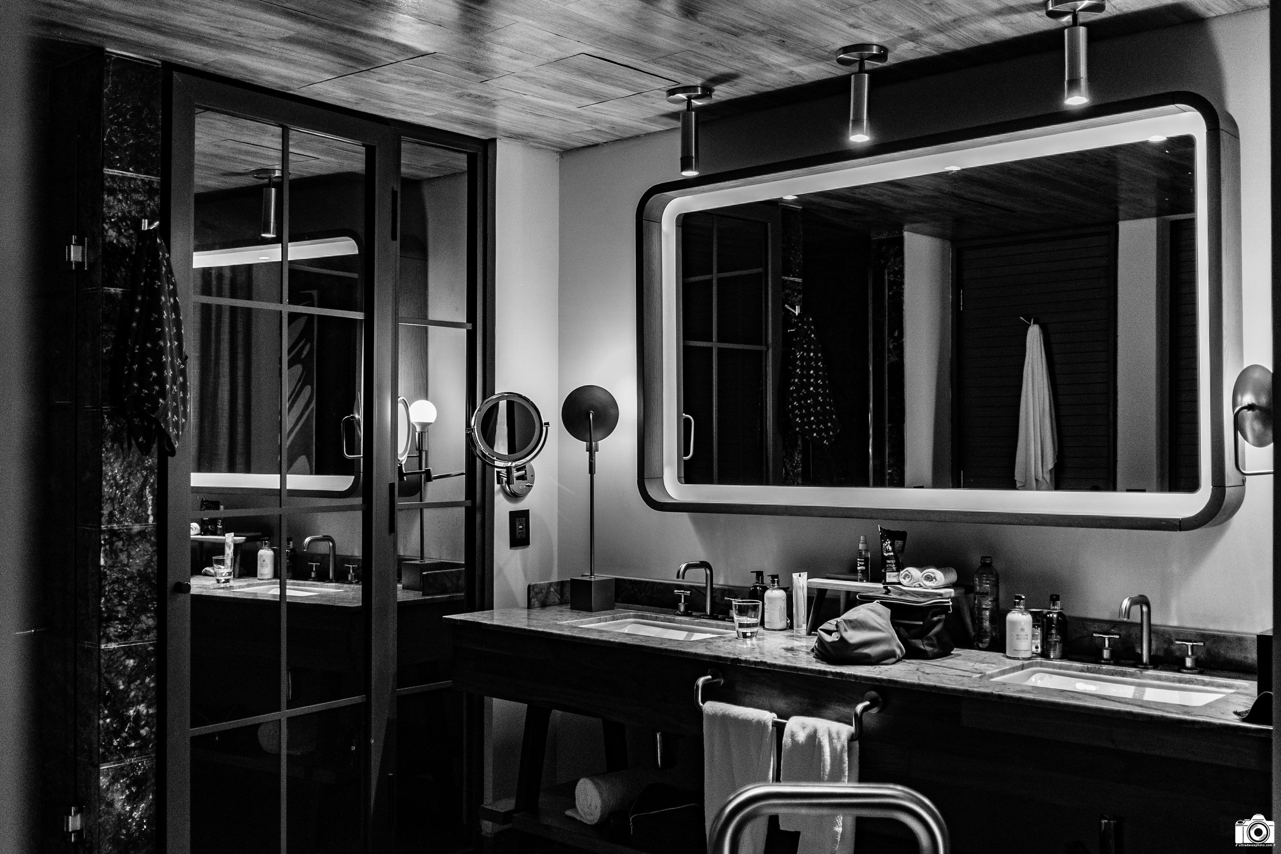 You're So Vain in B&W.

Shot taken with a Sony a7C // FE 24-240mm @ 36mm - F3.5 - ISO 1600 - 1/100s.