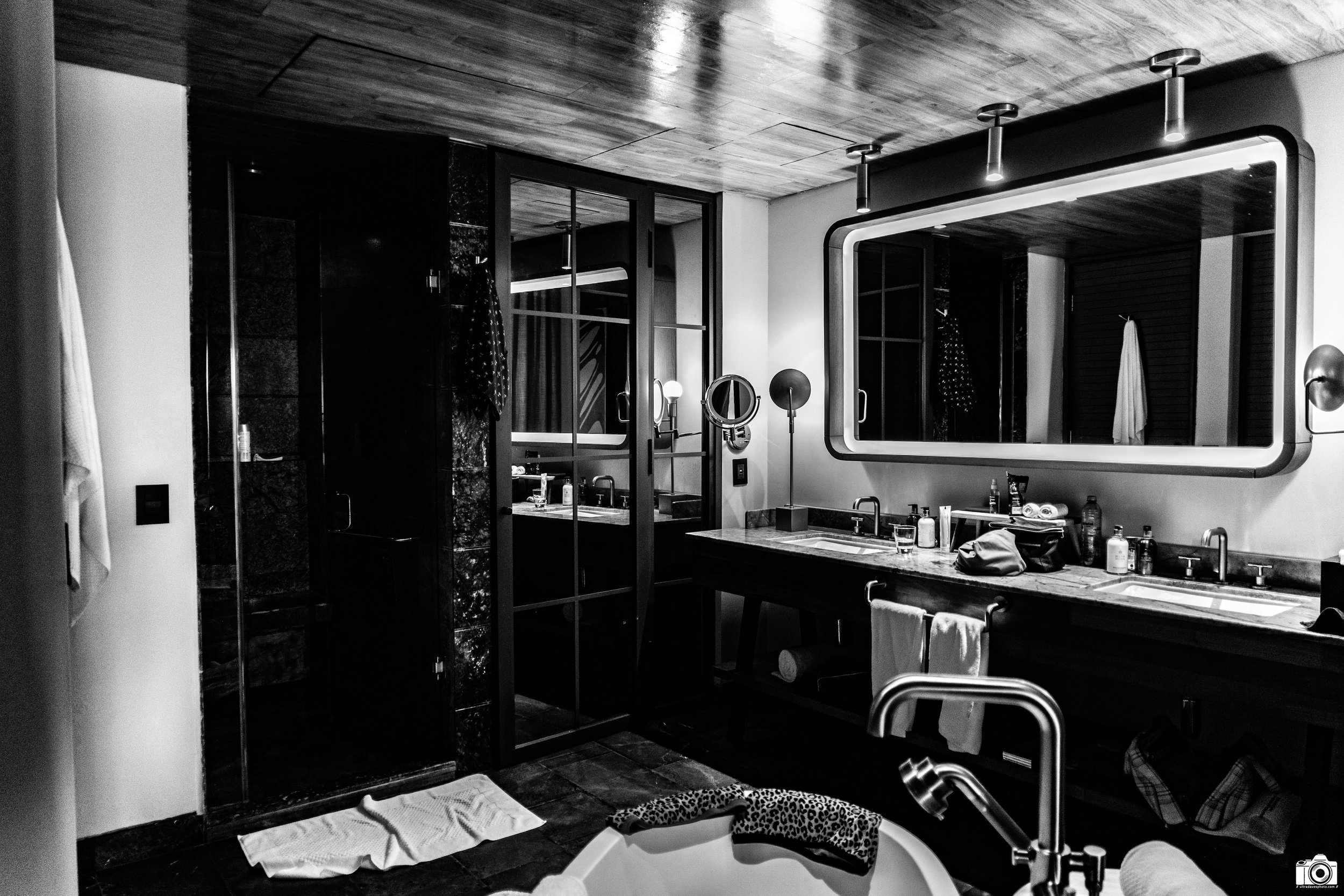 It's All Vanity.

Shot taken with a Sony a7C // FE 24-240mm @ 24mm - F3.5 - ISO 3200 - 1/100s.