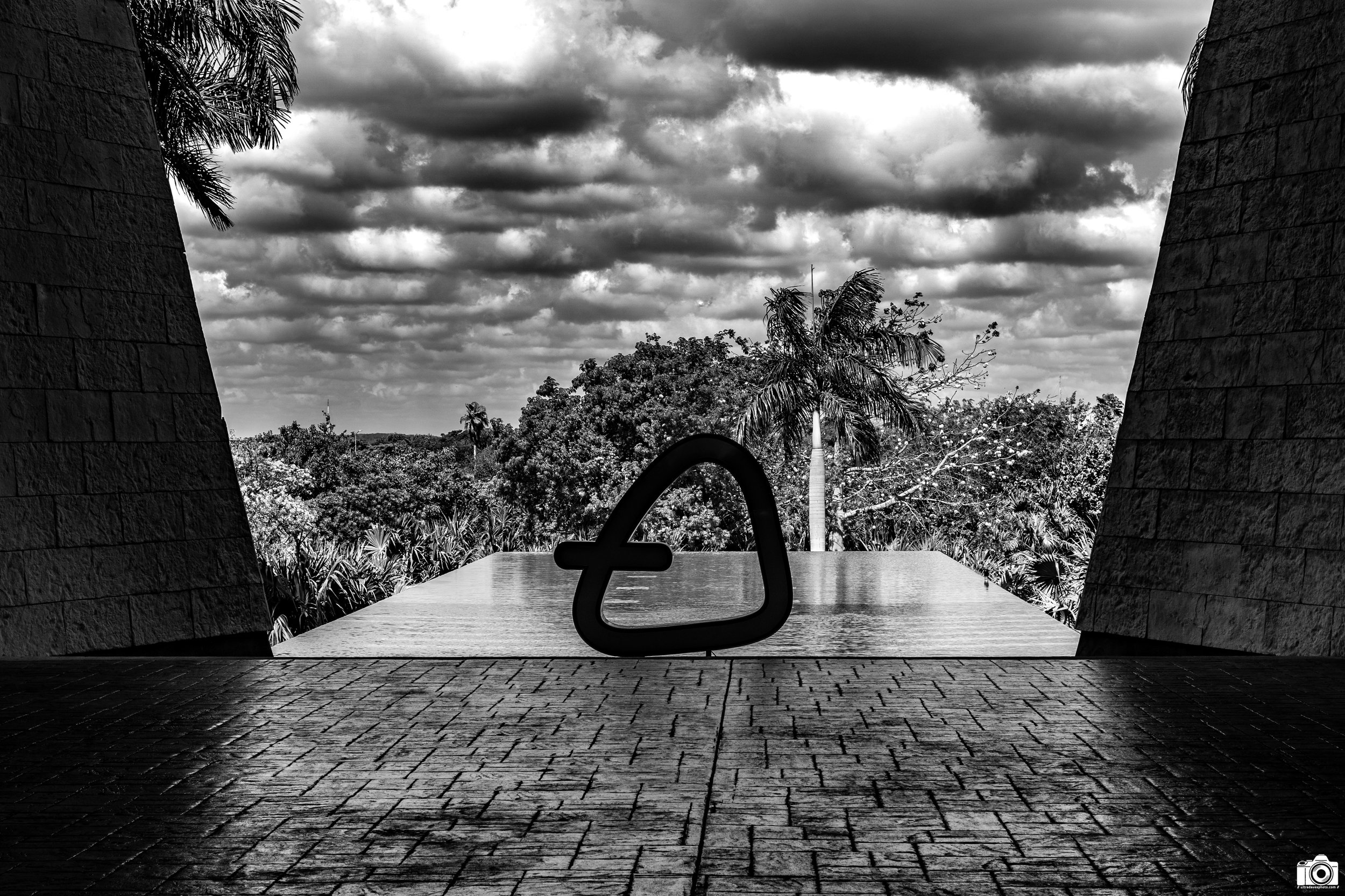Atelier Playa Mujeres in B&W.

Shot taken with a Sony a7C // FE 28-60mm @ 59mm - F13 - ISO 160 - 1/200s.