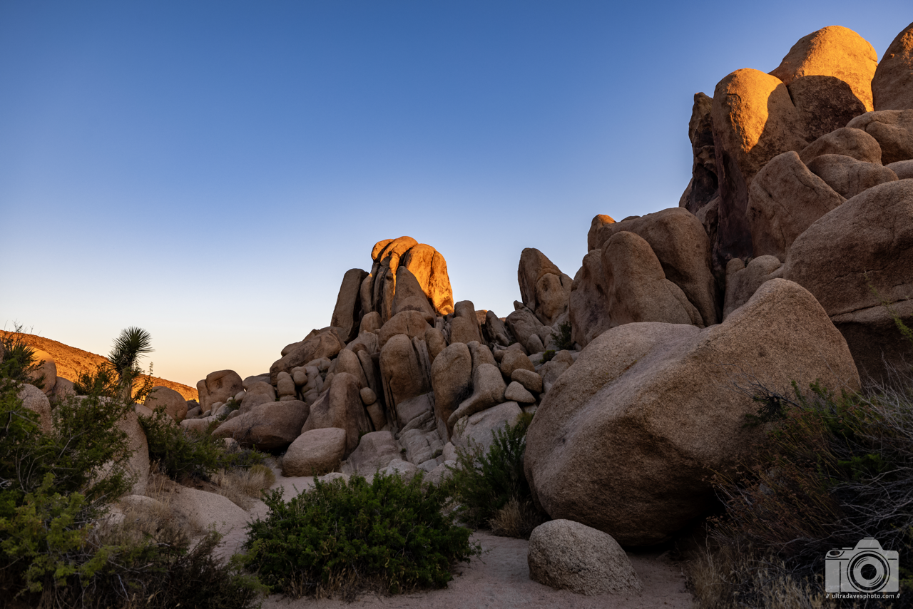 2024 - More rocks along the Arch Rock trail. Shot with a Canon EOS R5 // RF 15-35mm @ 25mm f/5.6 ISO 160 - 1/200s.