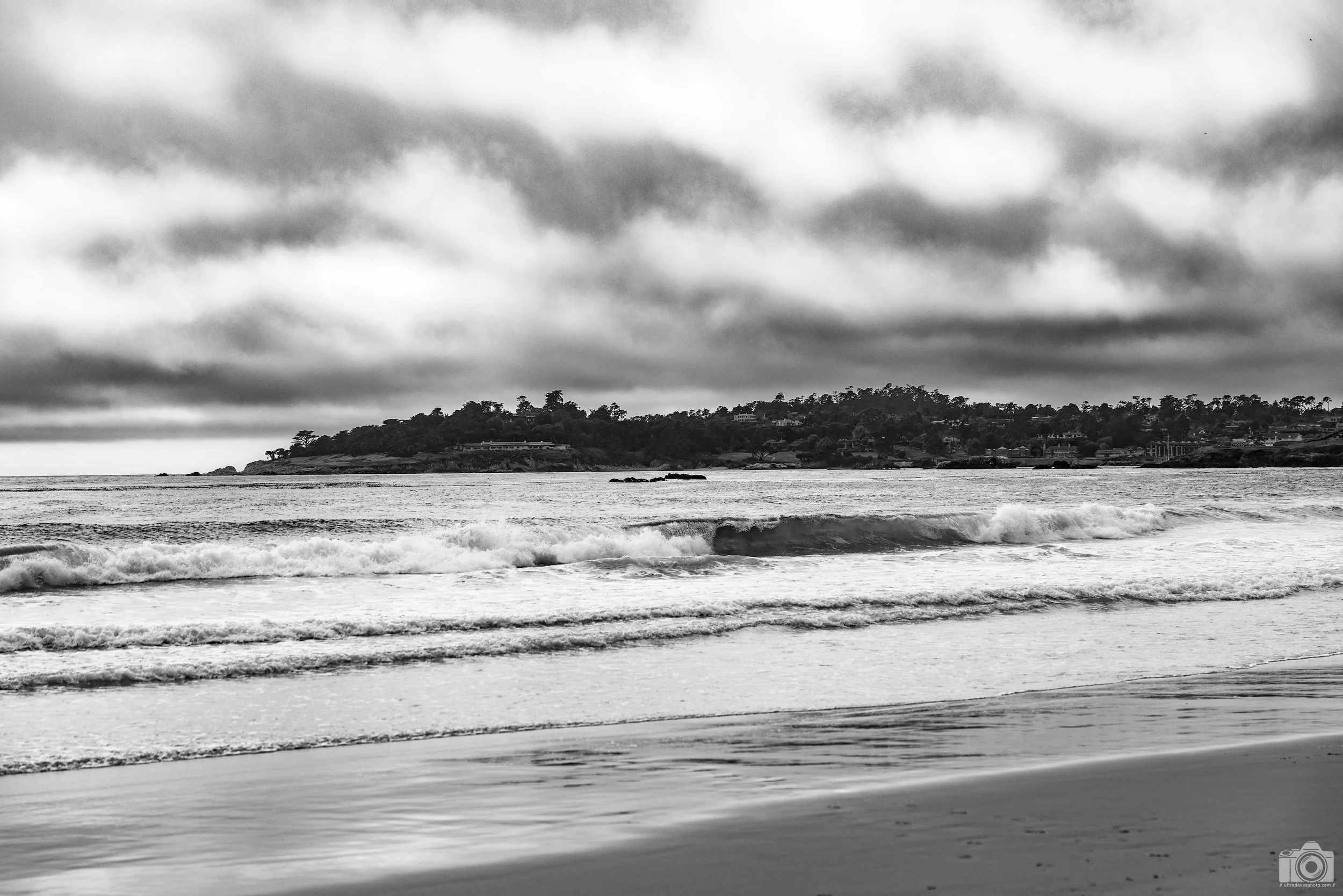 The Solid Ground Between The Movement Above And Below in B&W.  Shot taken with a Canon EOS R5 with an RF 24-70mm f/2.8L @ 70mm - f/5.6 ISO 100 1/1250s.