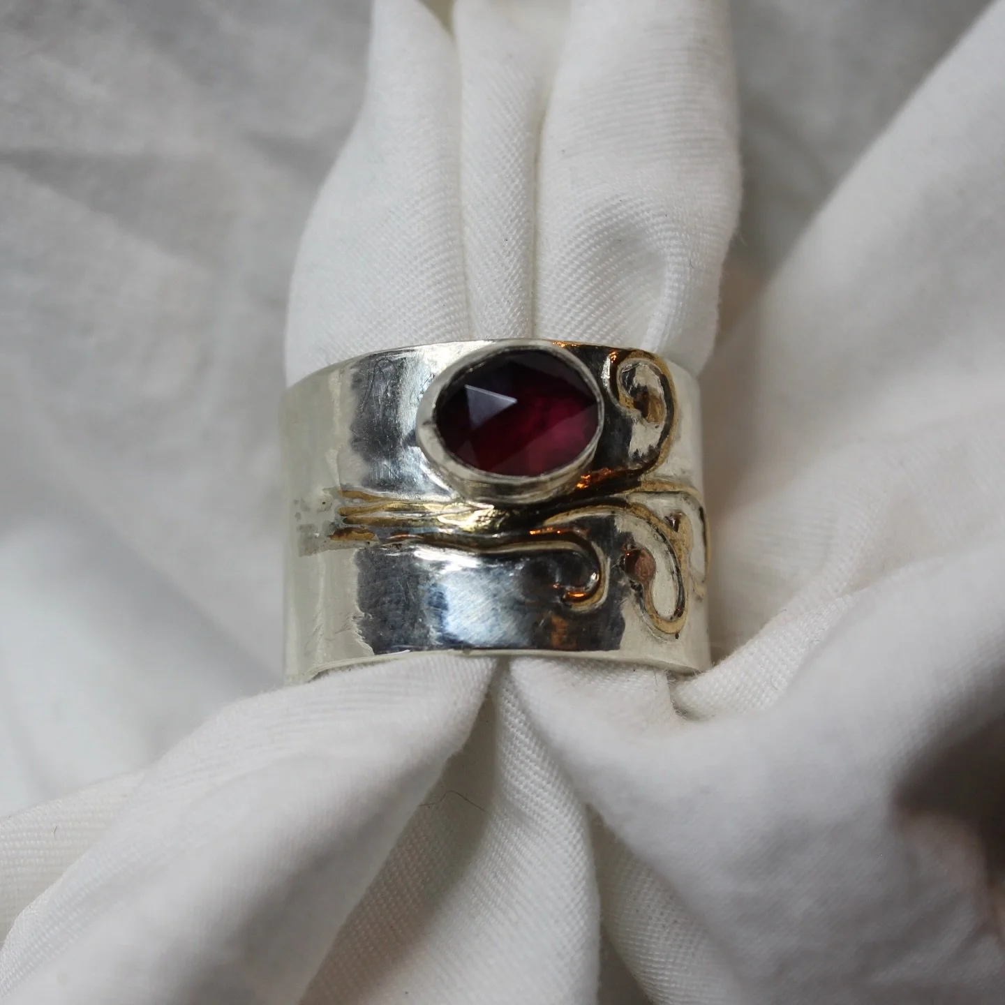 my first ever mixed metal piece, thick band with thin wispy brass detailing to compliment the garnet stone, heavy/chunky look but light to wear. 

available on my website now link in bio #silver #brass #garnet #sterlingsilver #jewellery