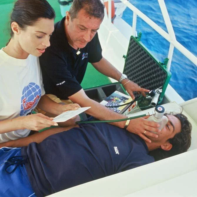 Proving emercengy oxygen on a boat