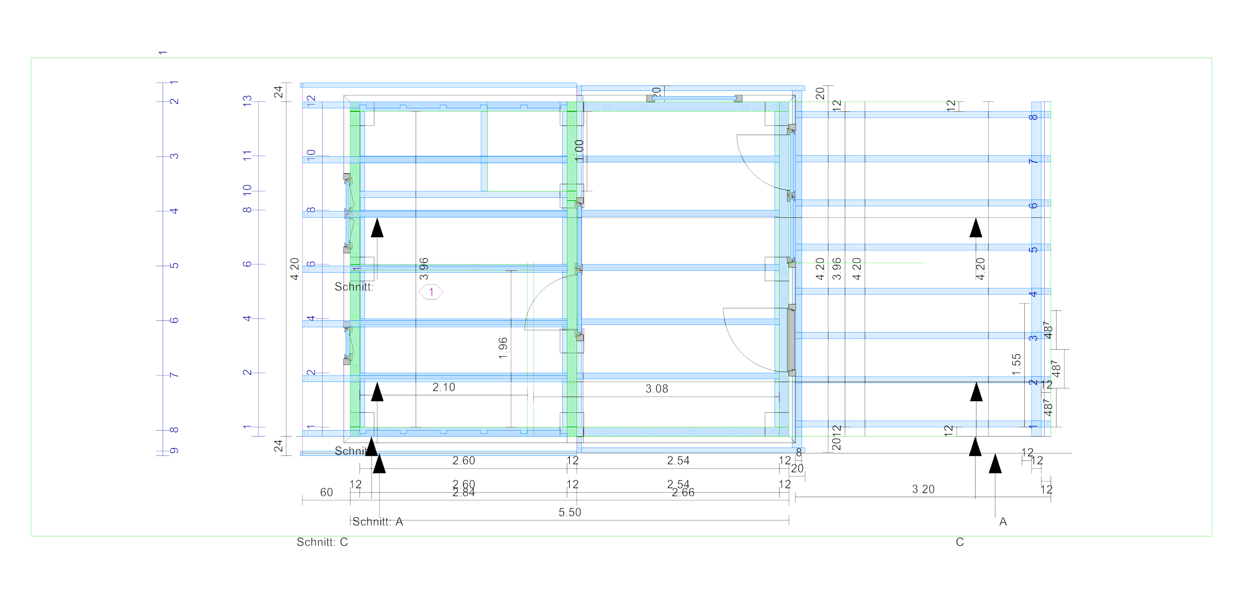 Technischer Bauplan eines Gebäudes mit Maßen, Wänden, Türen und Fenstern in verschiedenen Farben.