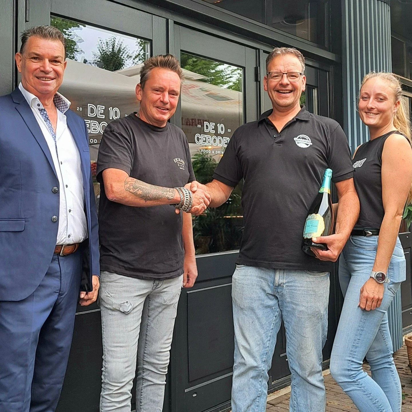 Lieve gasten van Borrel en Eetcaf&eacute; De 10 Geboden,

Met gemengde gevoelens willen we jullie laten weten dat we per 1 september stoppen met De 10 Geboden.

Na twee mooie jaren vol borrels, etentjes en fijne momenten, hebben we besloten dat het t