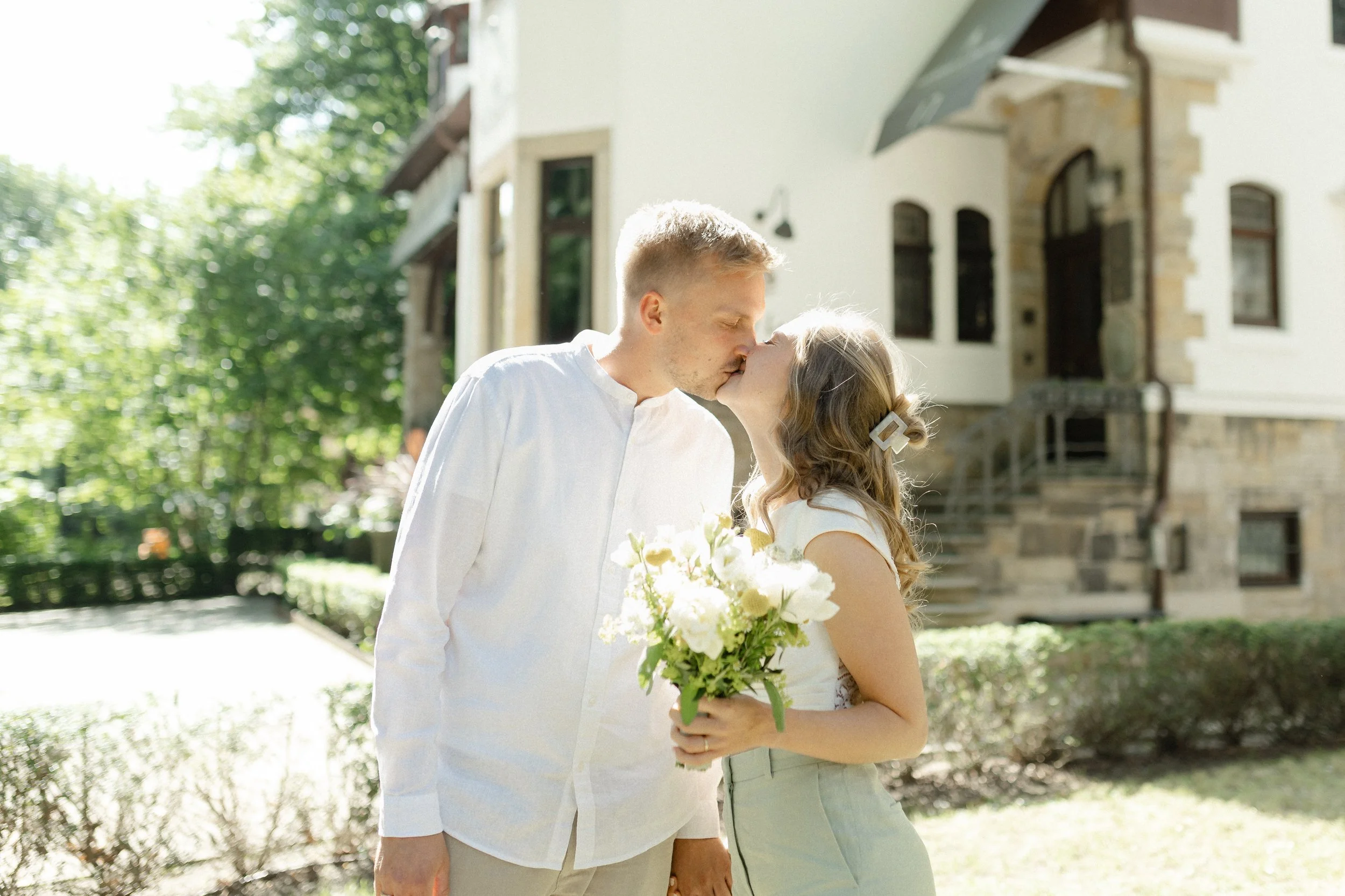 Ein Kuss vor dem Bremer Standesamt.