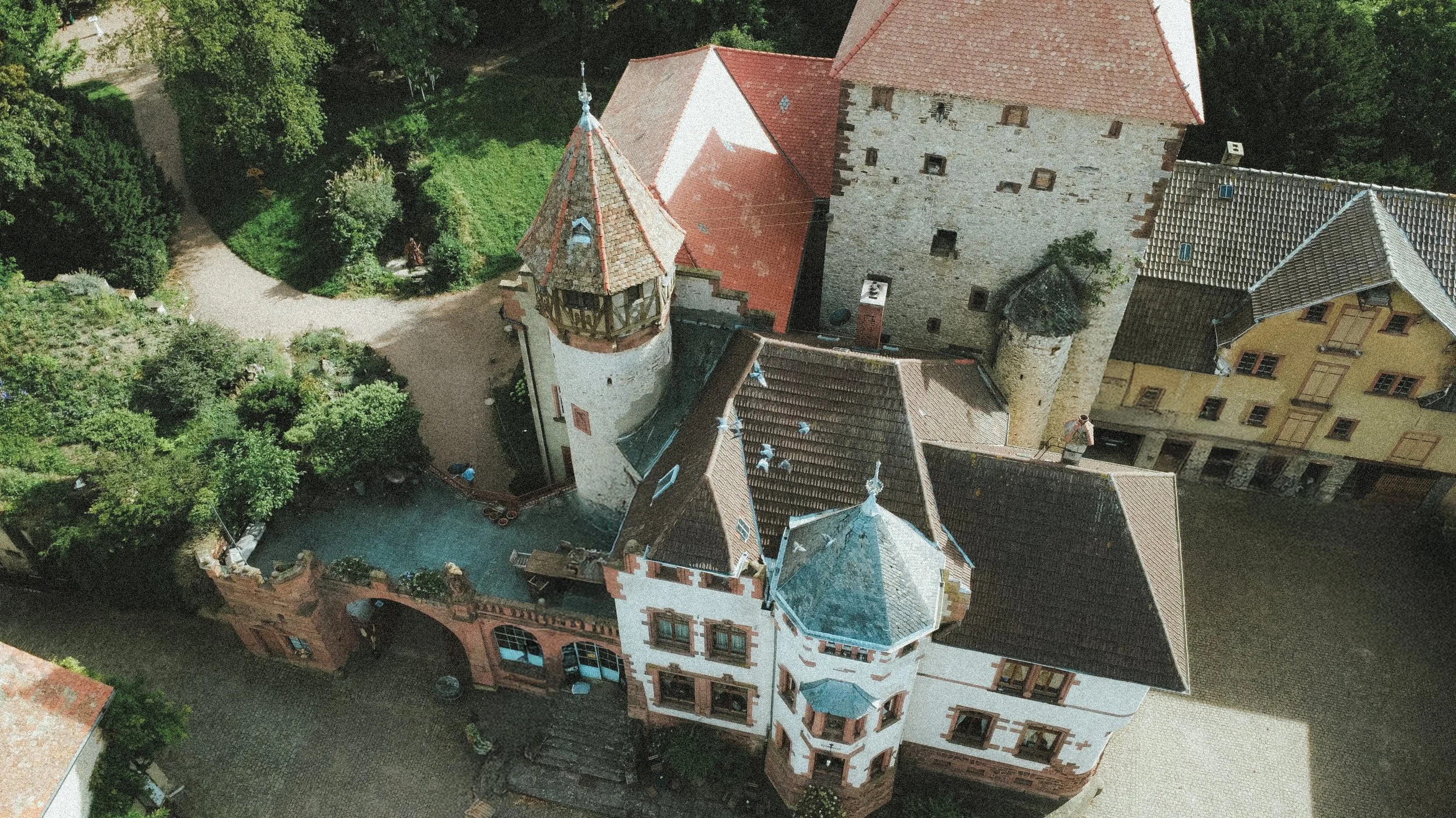 Drohnenaufnahme vom Schlossgut Lüll. 