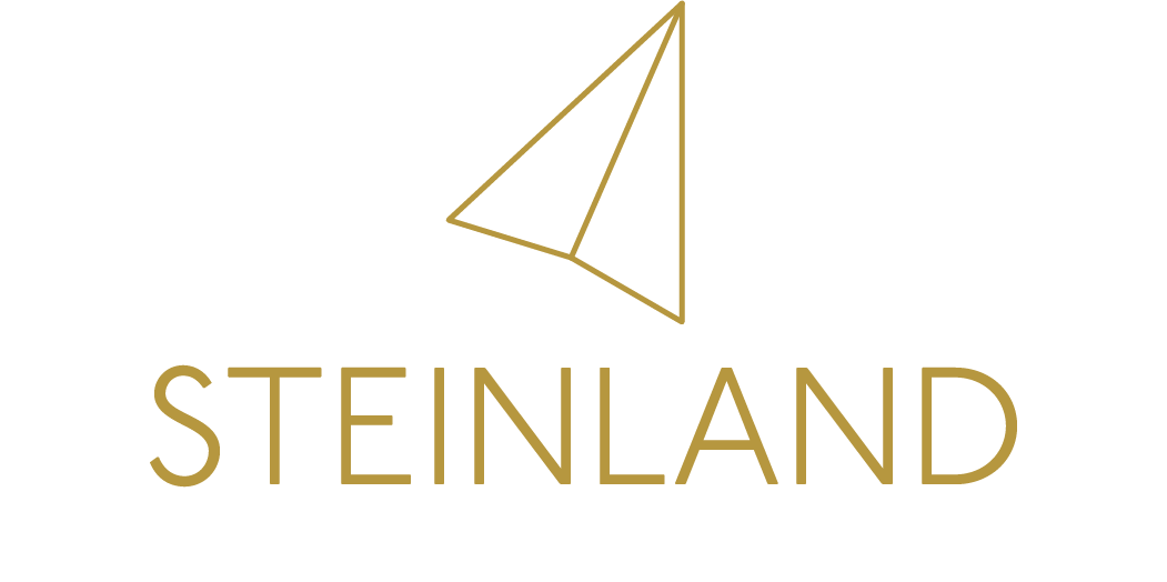 Logo for Steinland med en gullfarget geometrisk trekant over teksten 'STEINLAND'