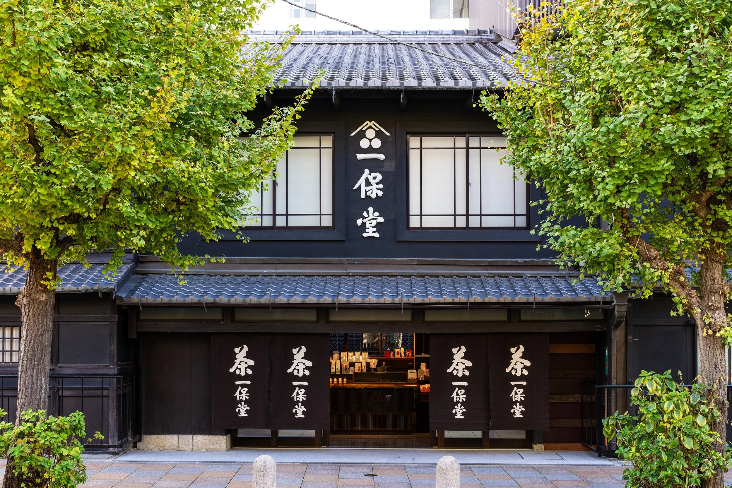 Kyoto Japan traditional tea shops Ippodo and Saryo Suisen with gyokuro, sencha, hojicha tasting, historic and modern tea ceremony, Uji-style matcha, and contemporary machiya teahouse experience