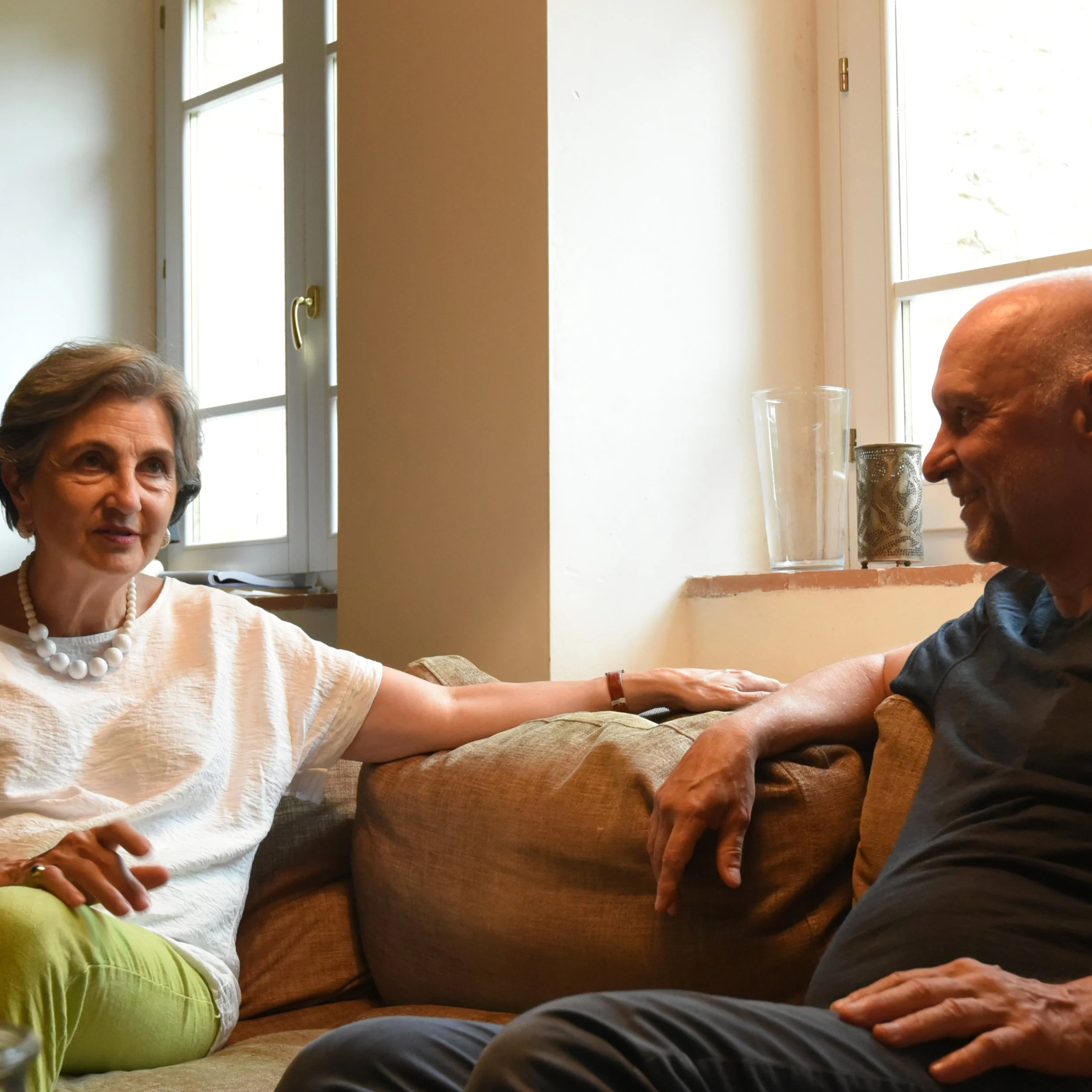Elvira and a guest talking in a bright, welcoming Umbrian living room.