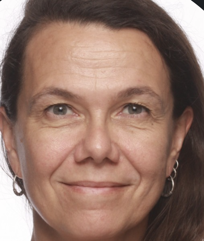 Close-up van een glimlachende vrouw met bruin haar en blauwe ogen, draag oorbellen.