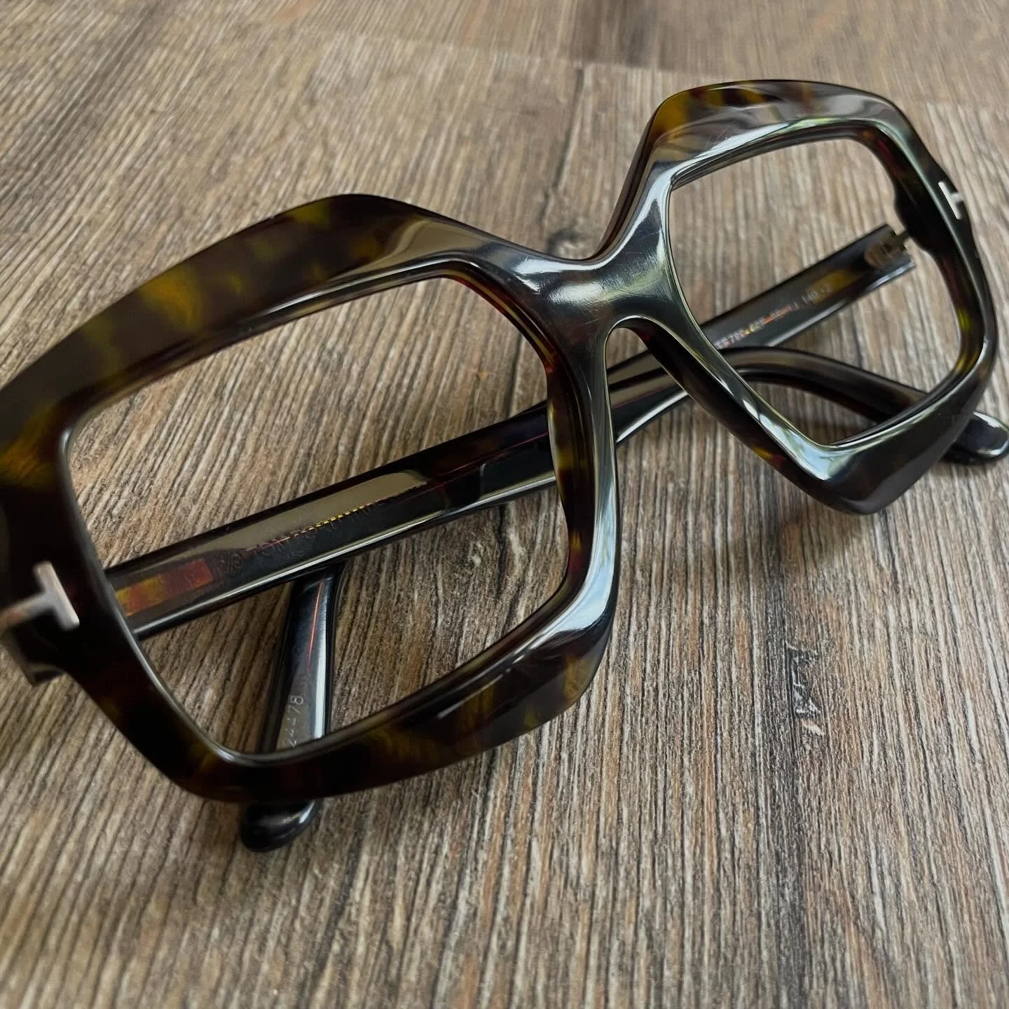 Acetate frame restoration.

Carefully polished and restored to revive the original depth and finish of the frame.