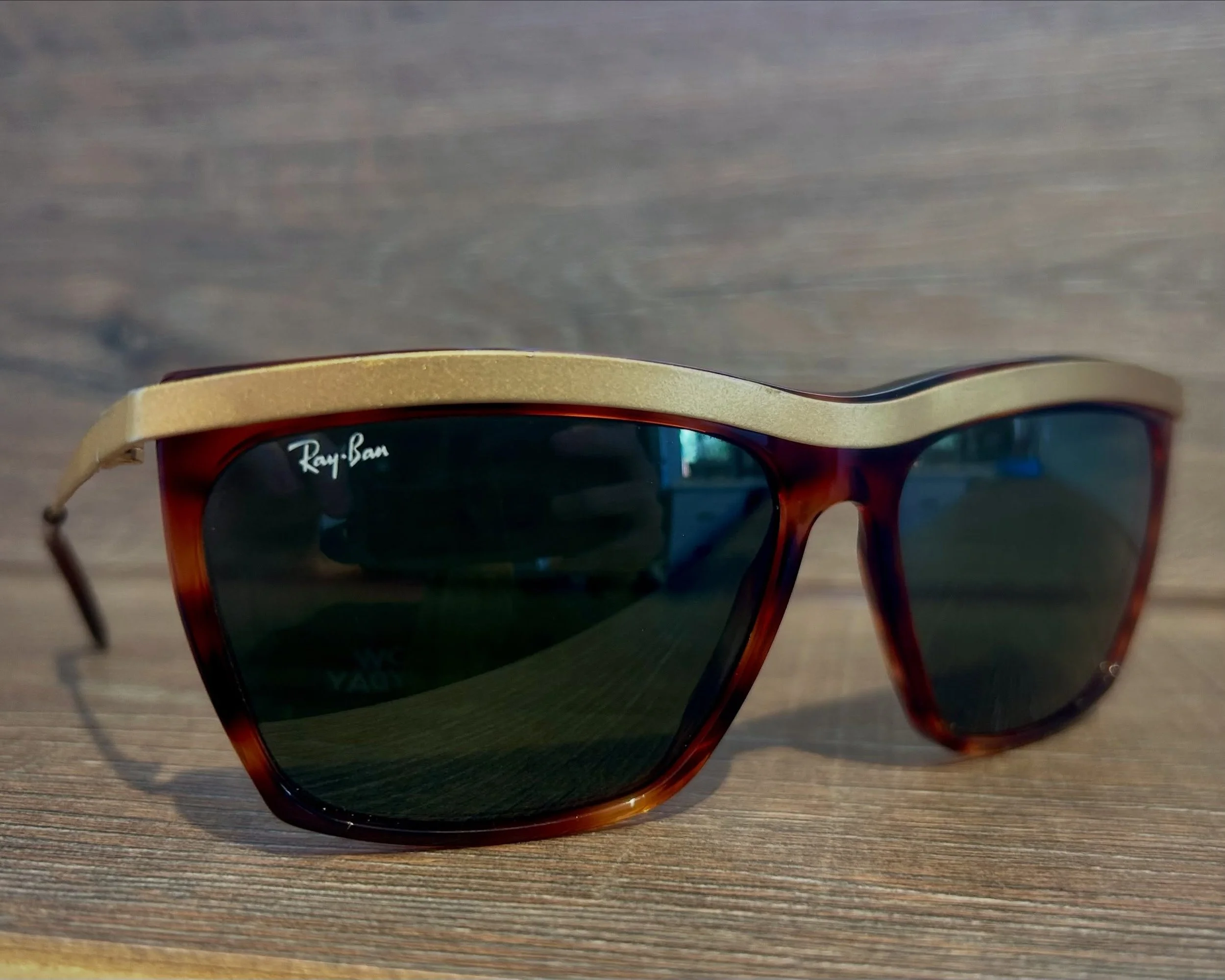 This vintage Ray-Ban arrived with dull acetate, corrosion and a broken metal connection compromising the structural integrity of the frame. After precision welding, refinishing the metalwork and a full frame polish, it&rsquo;s been restored to its fo