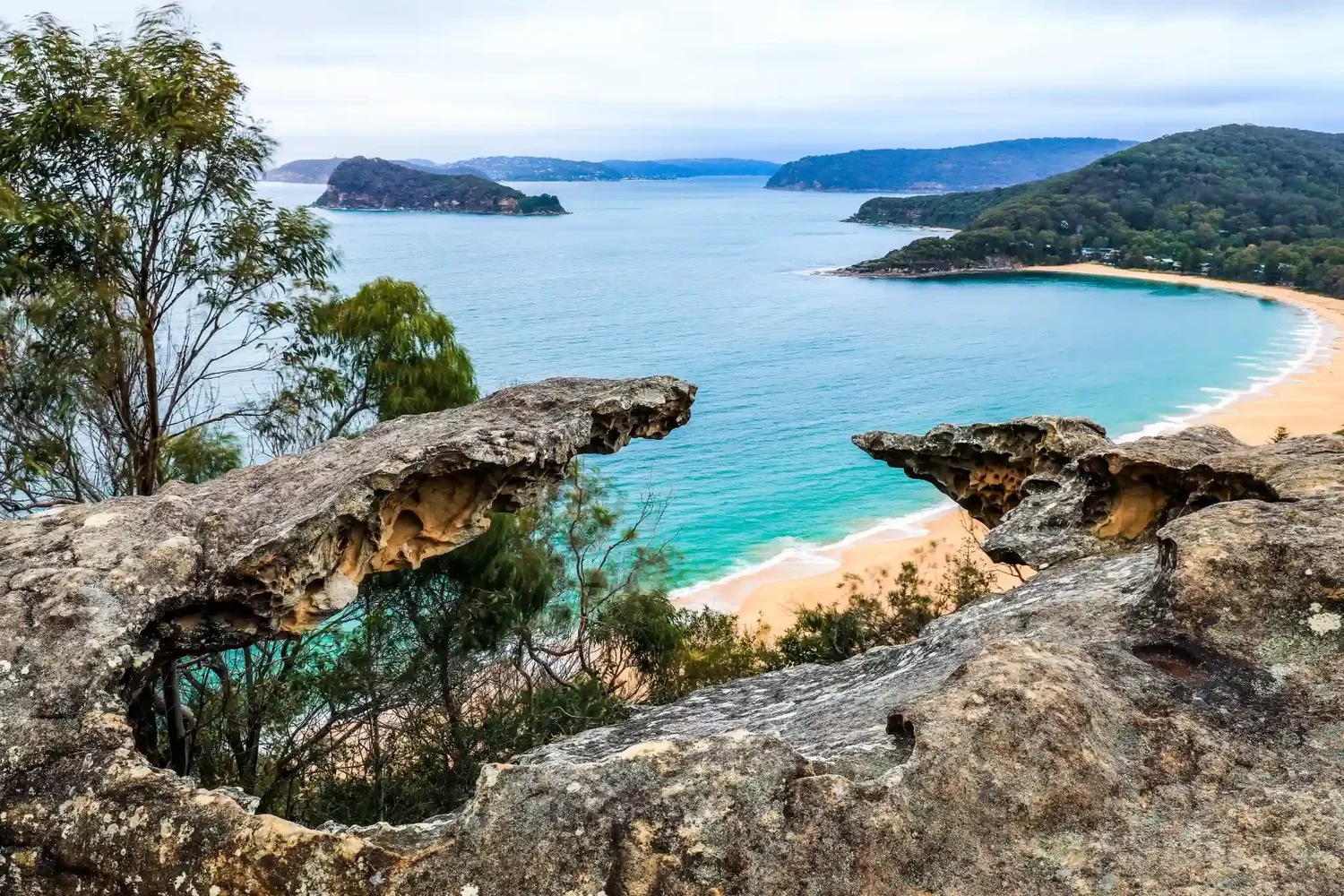 Rocky lookout over turquoise water at Pearl Beach on NSW Central Coast