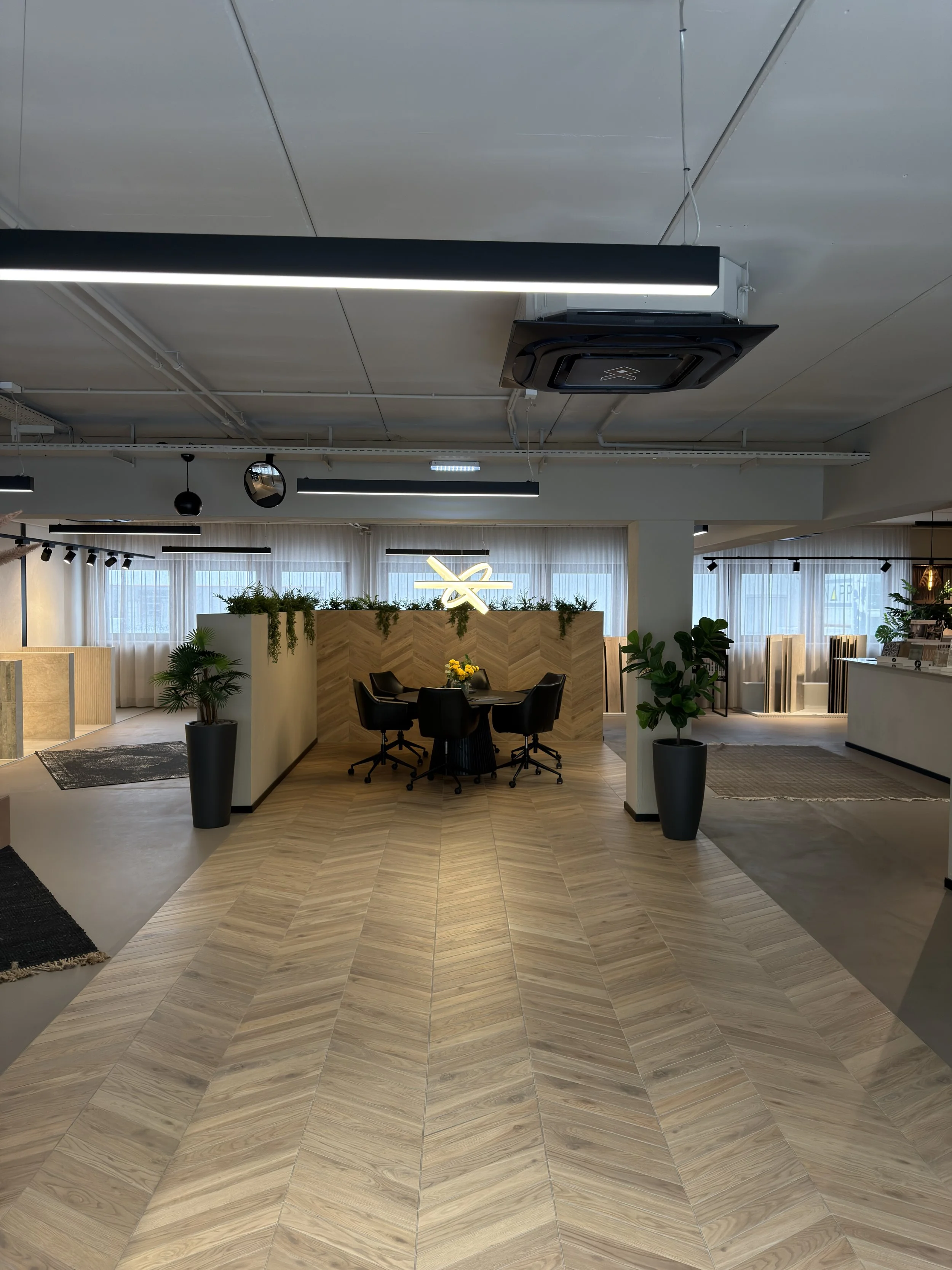 Innenbereich des Fliesen Platzer Schauraums in Graz mit modernen Fliesenmustern, XXL Fliesen und stilvollem Ausstellungsbereich. 