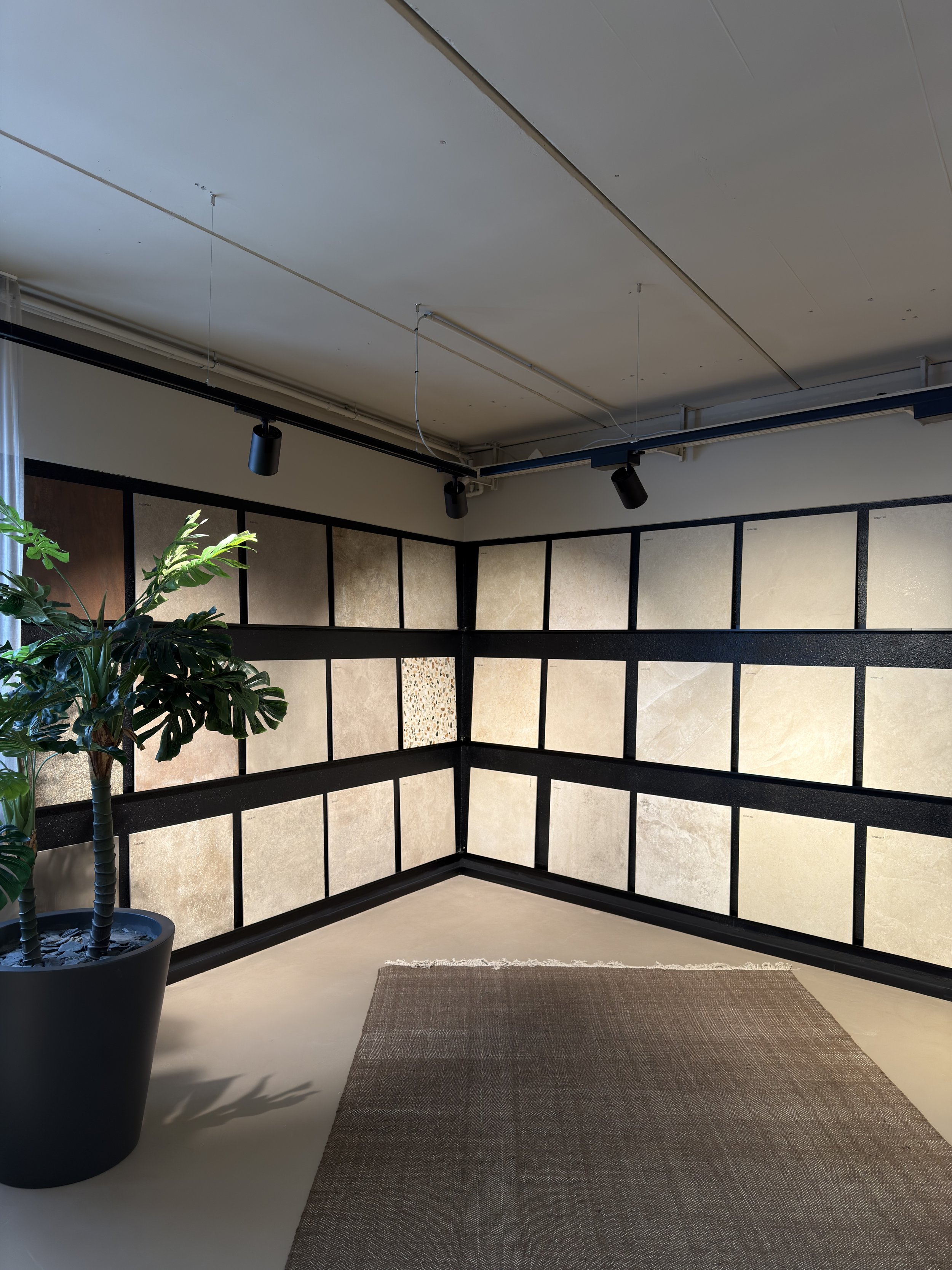 Fliesen Ausstellung bei Fliesen Platzer in Graz mit verschiedenen Fliesen für hochwertige Innenräume sowie für den Outdoorbereich. 