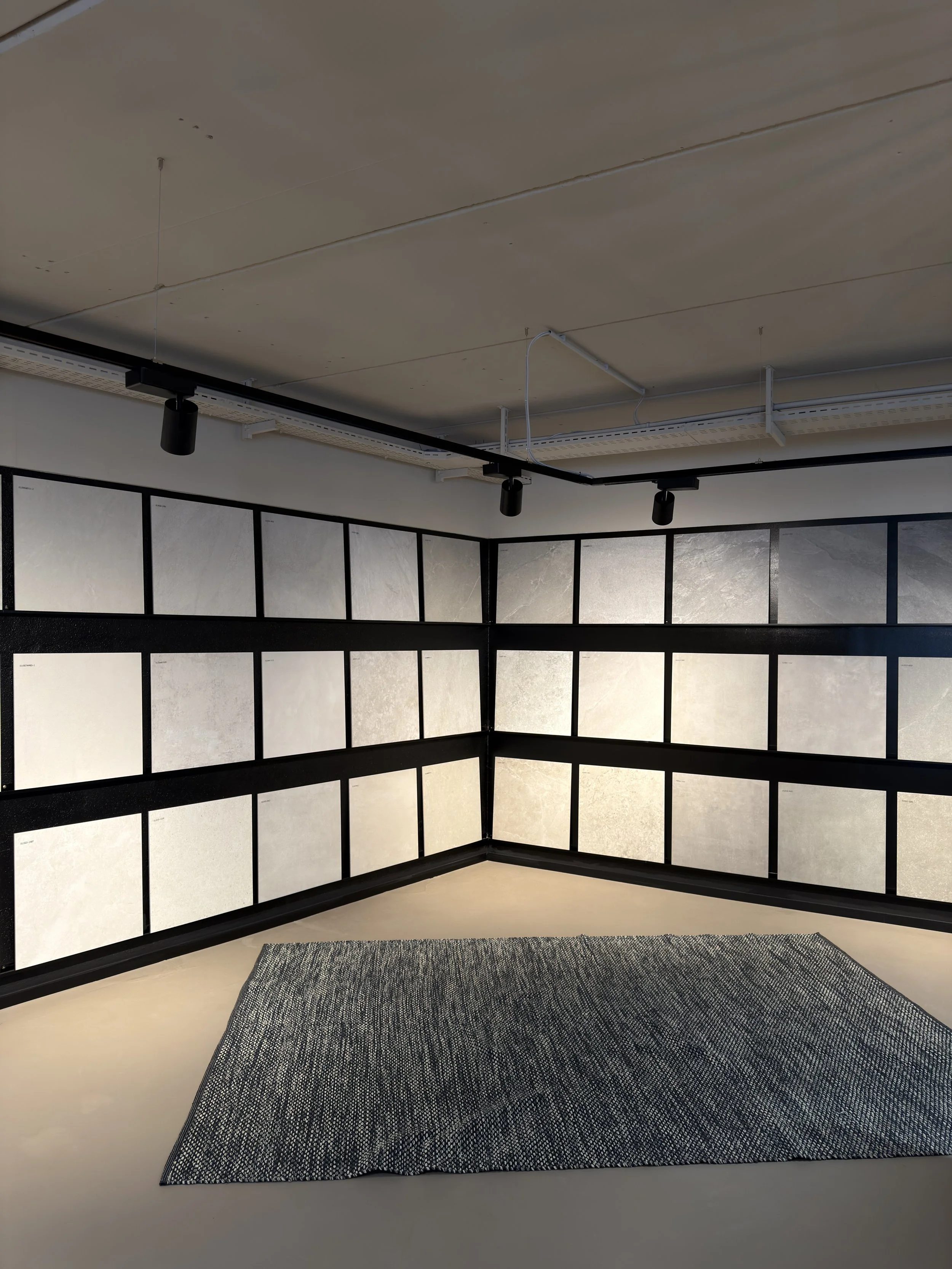 Fliesen Ausstellung im Fliesen Platzer Schauraum in Graz mit großformatigen Fliesen für moderne Wohnräume.