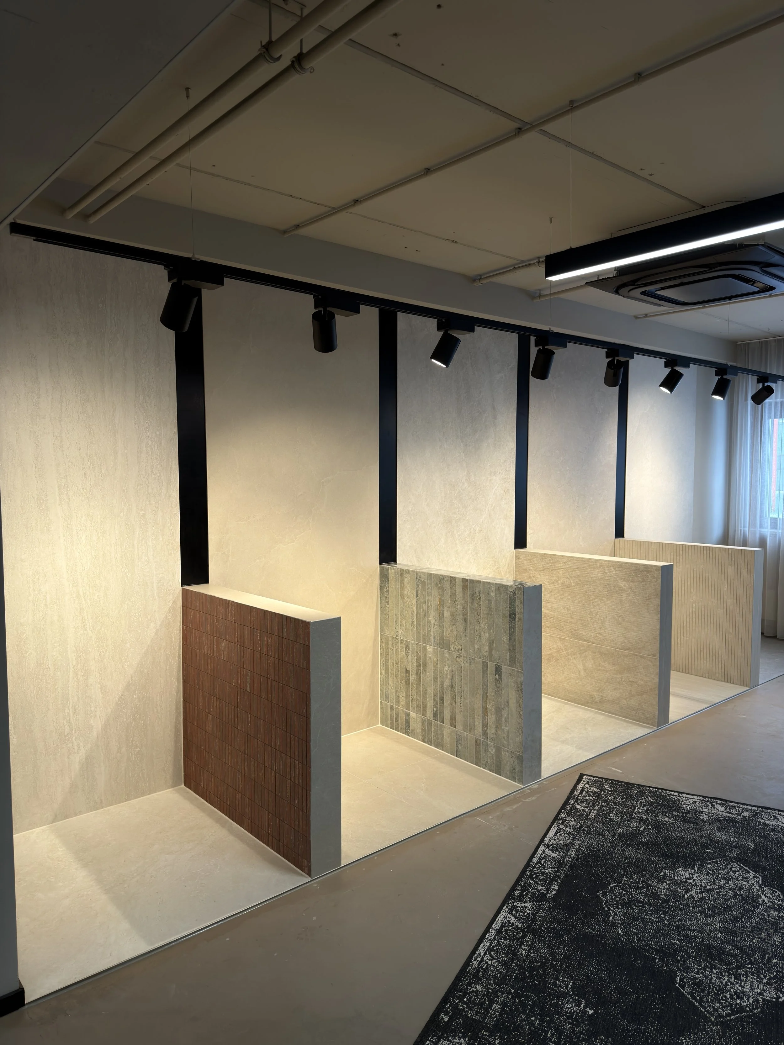 Fliesen Schauraum in Graz mit verschiedenen Wandfliesen und Feinsteinzeug Mustern bei Fliesen Platzer.