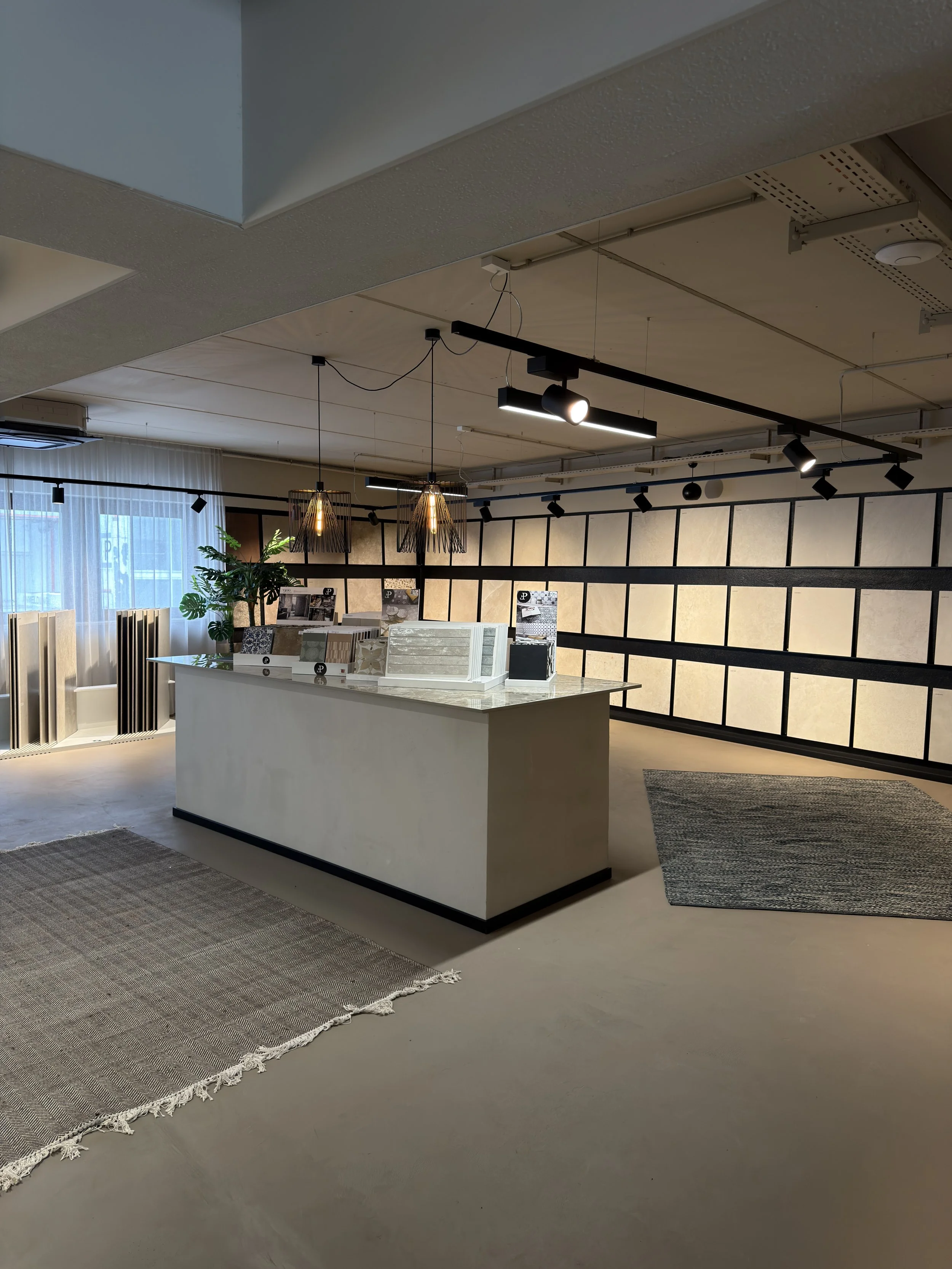 Moderner Fliesen Schauraum in Graz mit großformatigen Wandfliesen, Feinsteinzeug und aktuellen Fliesentrends für Badezimmer und Wohnräume.