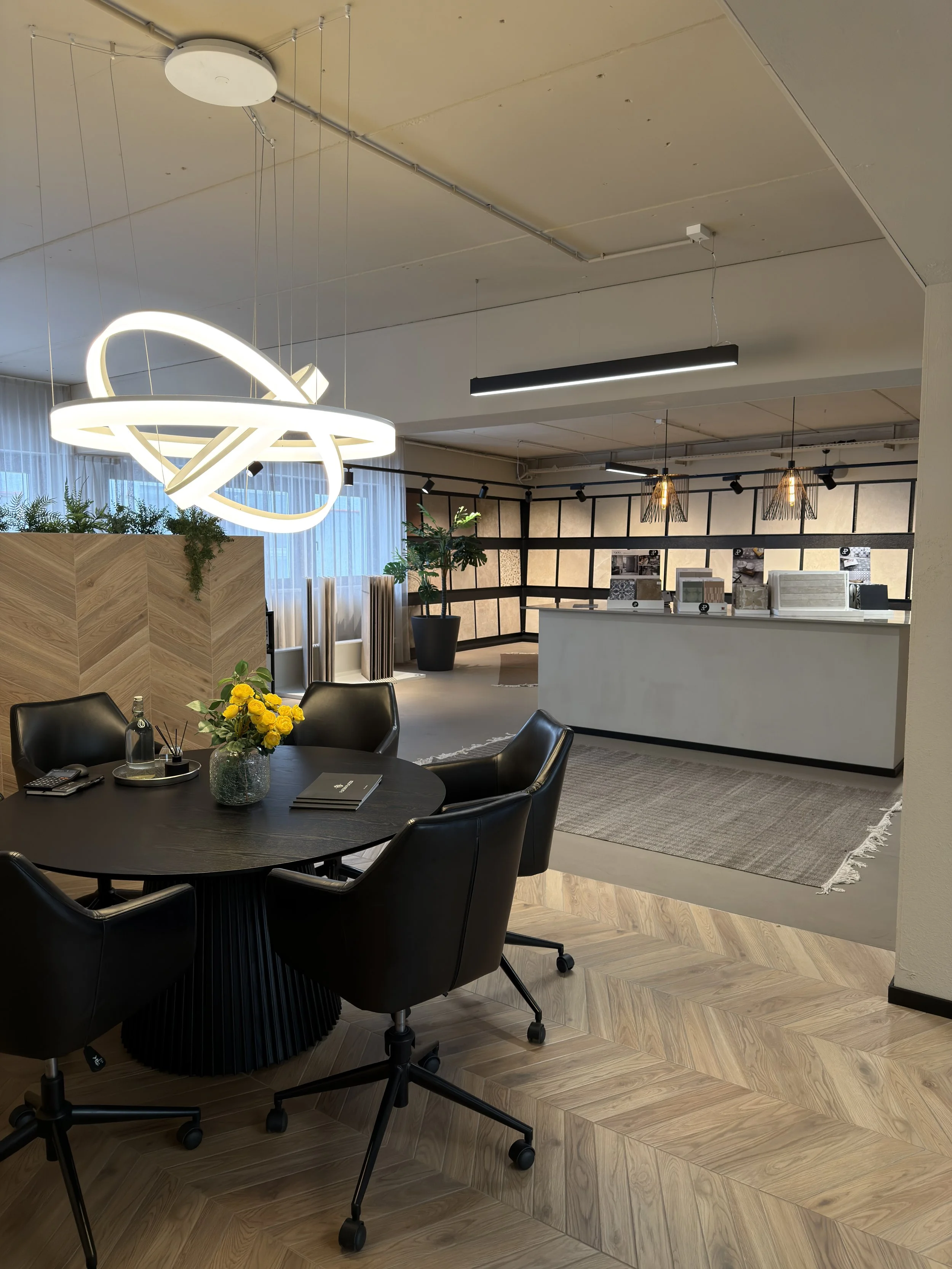 Beratungsbereich im Fliesen Platzer Schauraum in Graz für persönliche Beratung zu Badezimmerfliesen, Terrassenfliesen und Feinsteinzeug.