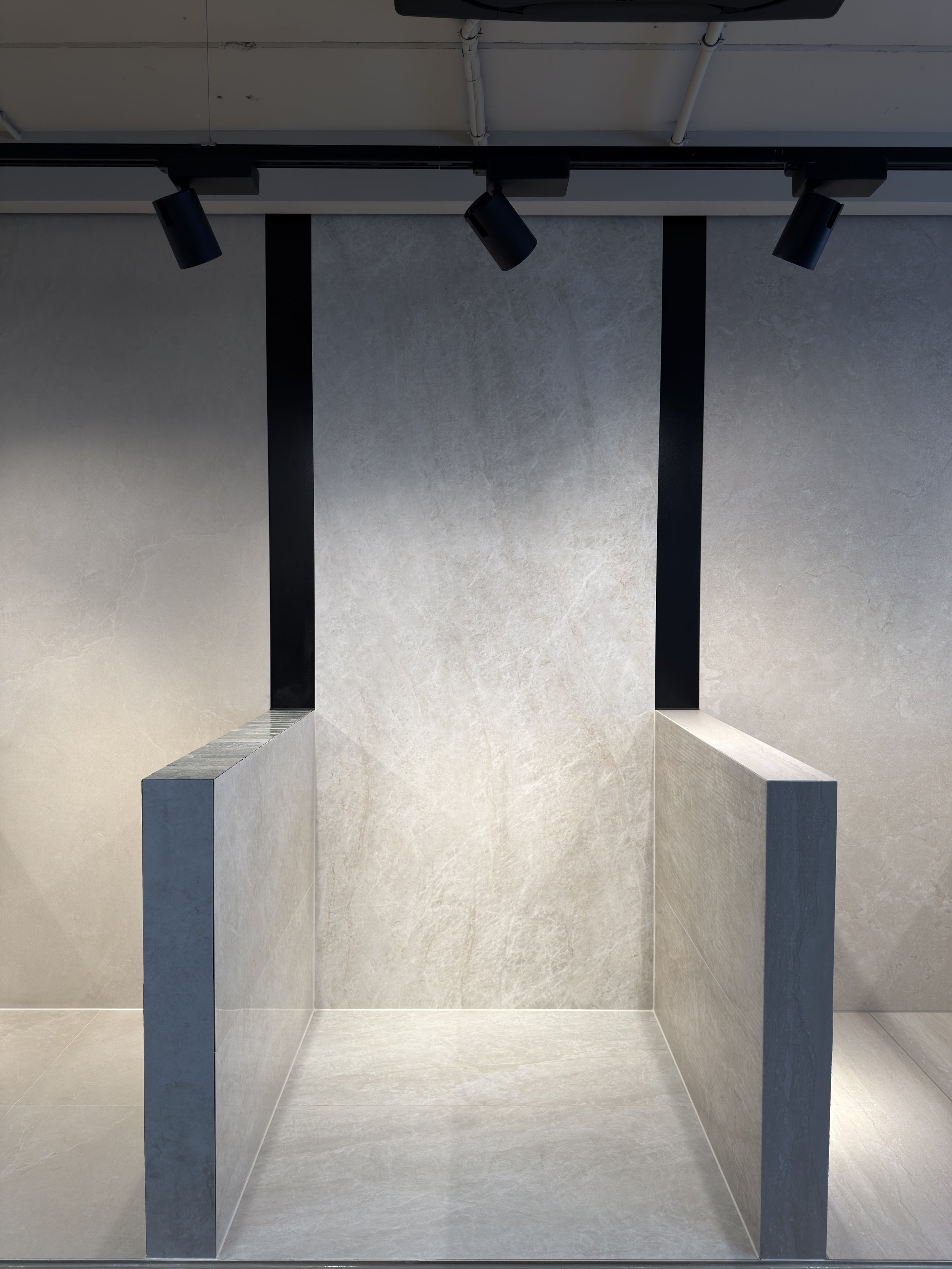 Moderne XXL Wandfliesen Ausstellung im Fliesen Platzer Schauraum in Graz.