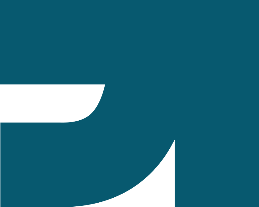 En grafisk logo med en stor, blå sirkel og svart tekst. Logoen representerer en organisasjon eller bedrift.