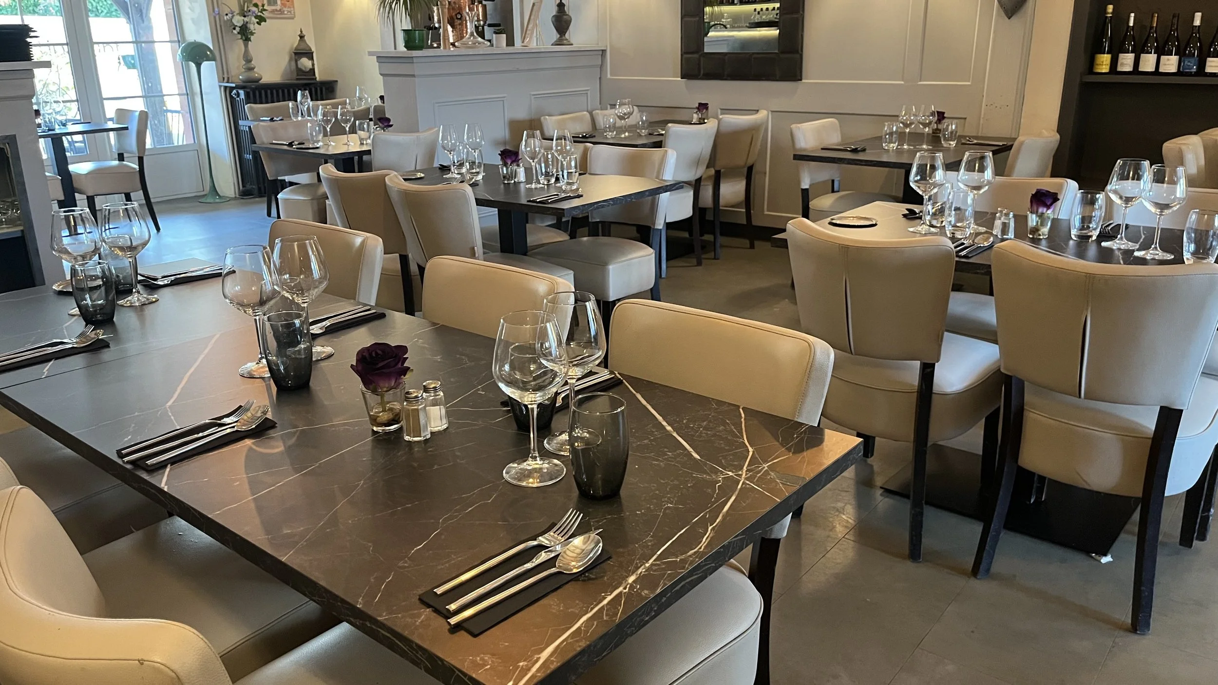 l'instant CHR vous accompagne de la conception à la livraison du mobilier et accessoires pour les restaurateurs