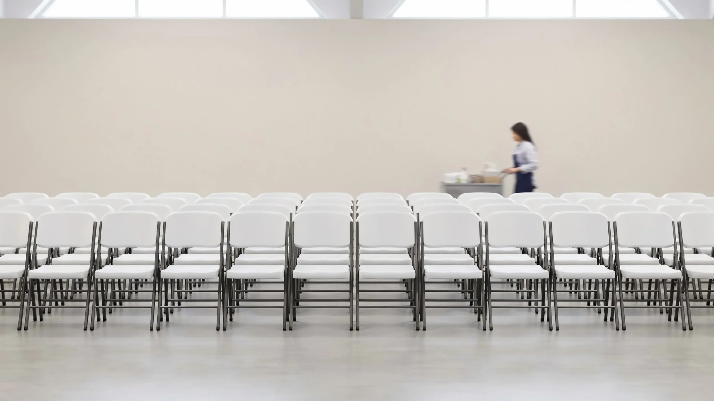 Tables pliantes ou modulables, chaises, mobilier d'appoint et équipements complémentaires : nous vous aidons à sélectionner des solutions adaptées à la configuration et à l'utilisation de votre salle.
