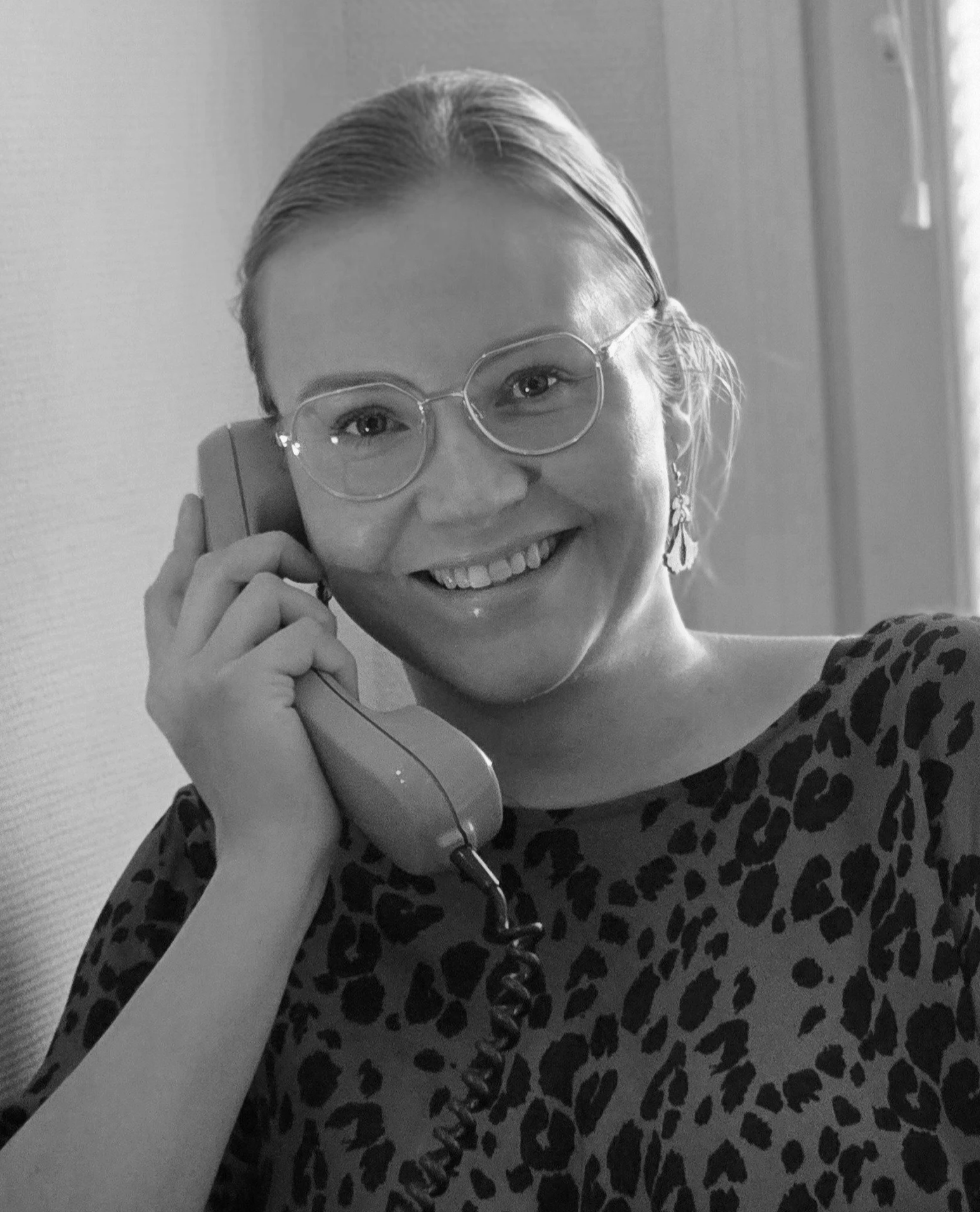 Nainen puhuu kalliokosketintopuhelimella.