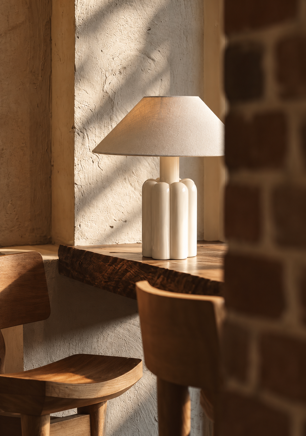 Skulptural lampa i rustik caféinteriör.png