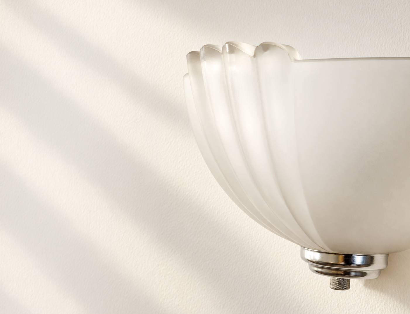 Wall scone in frosted glass, Art Deco