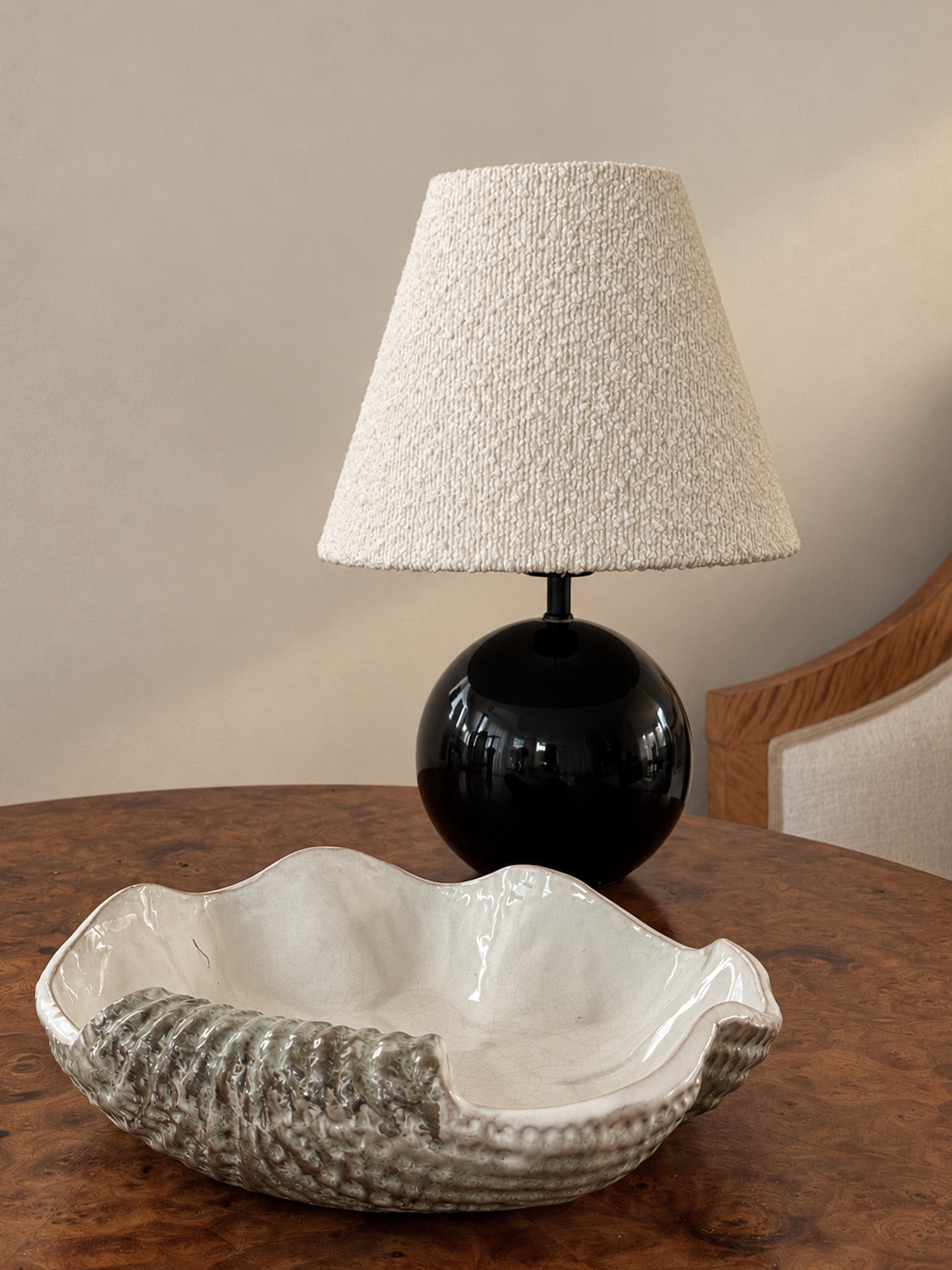 Skål och lampa i varmt interiörljus.png