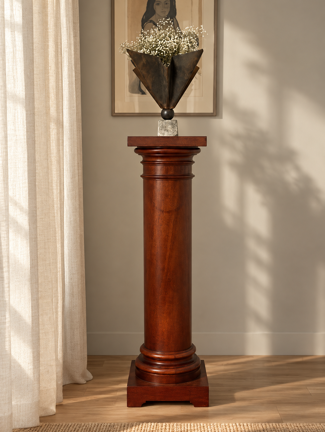Elegant träpedestal med skulptural vas.png