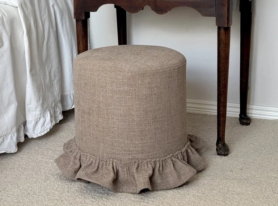 Linen pouf with ruffle, Lindeberg/Ljung