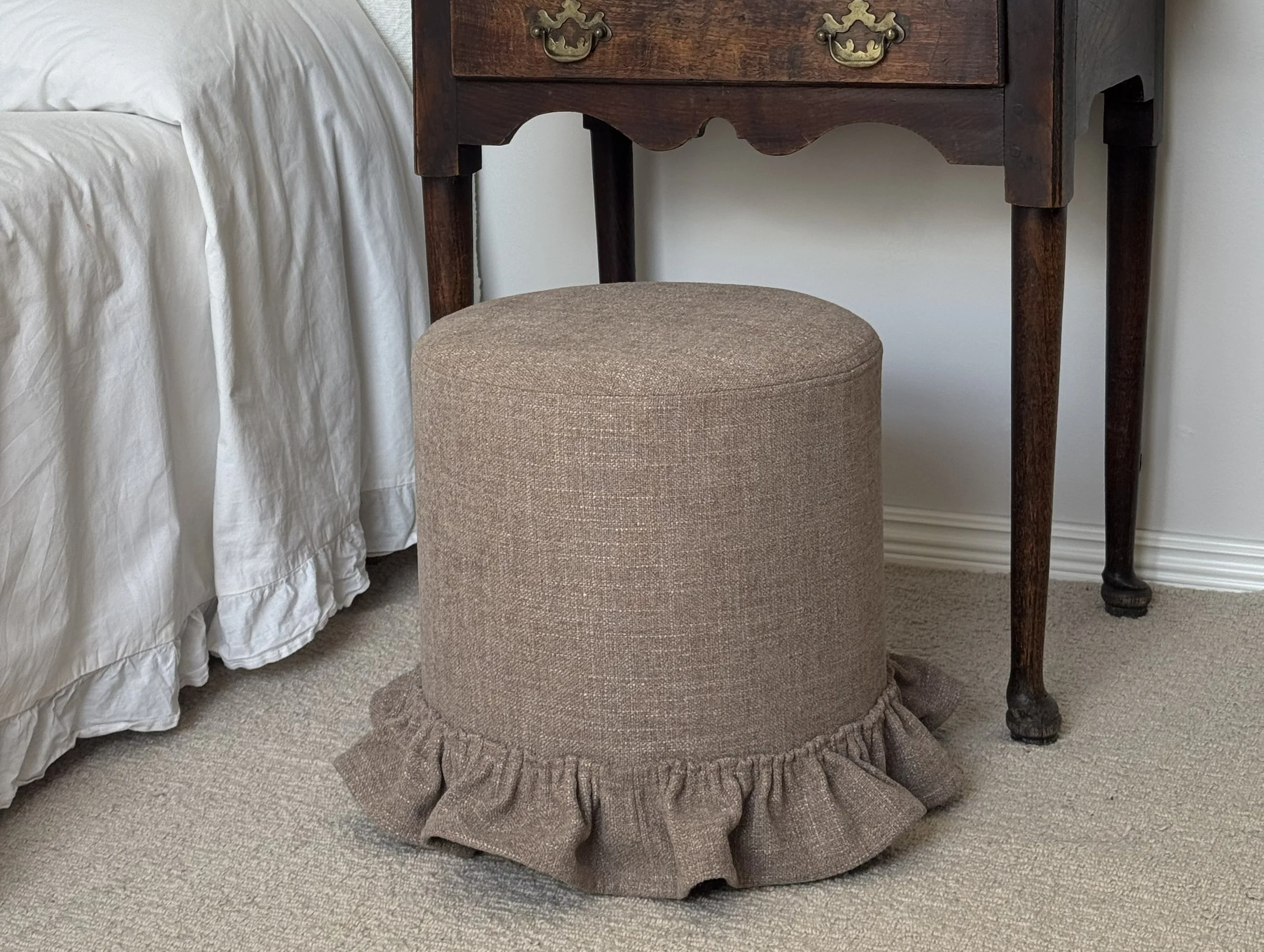 Linen pouf with ruffle, Lindeberg/Ljung
