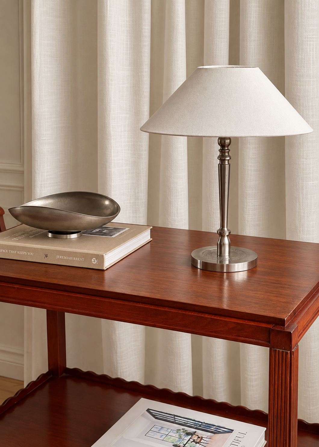 Elegant vardagsrumsvinjett med lampbord.png