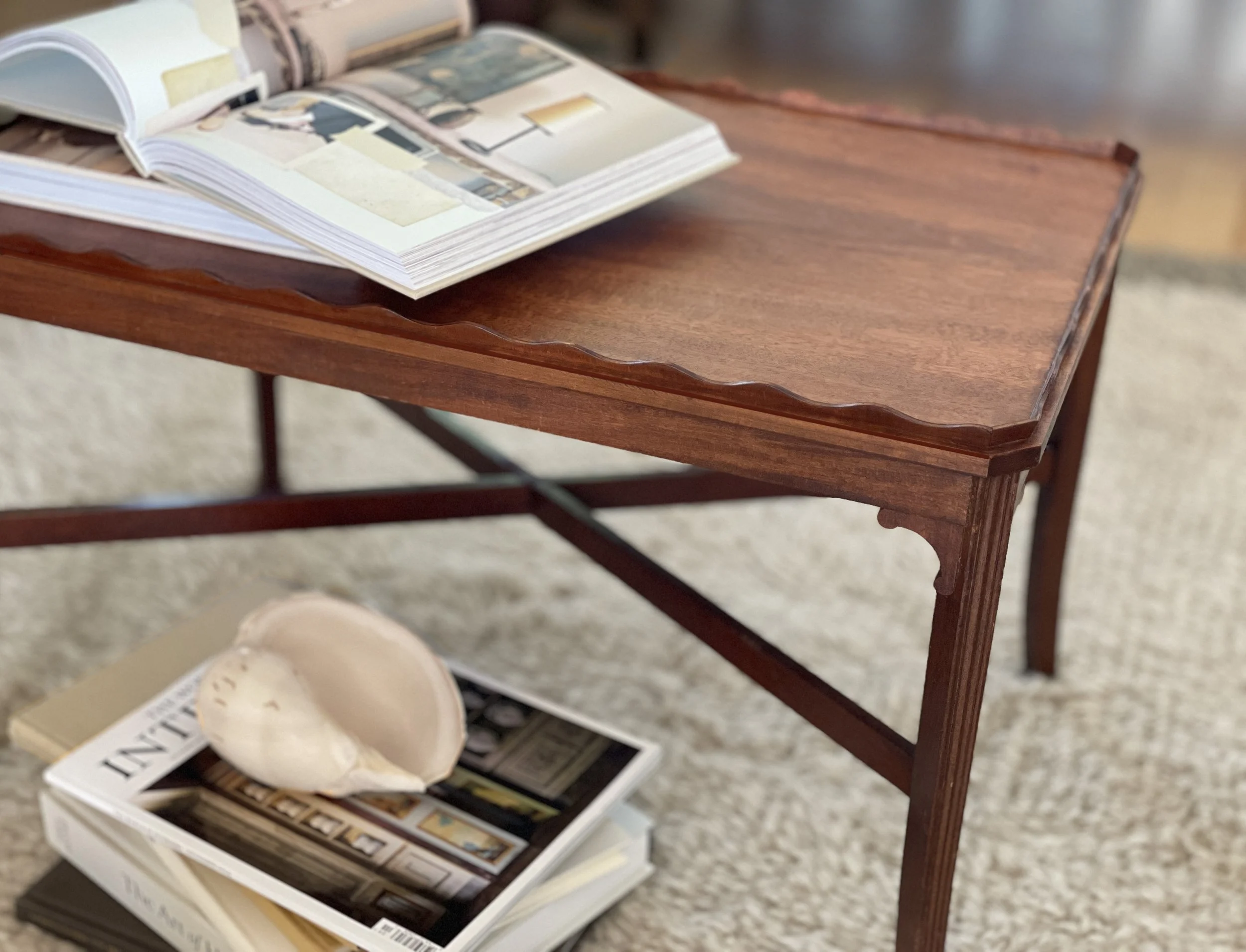 Cocktail table with a wavy wooden rim