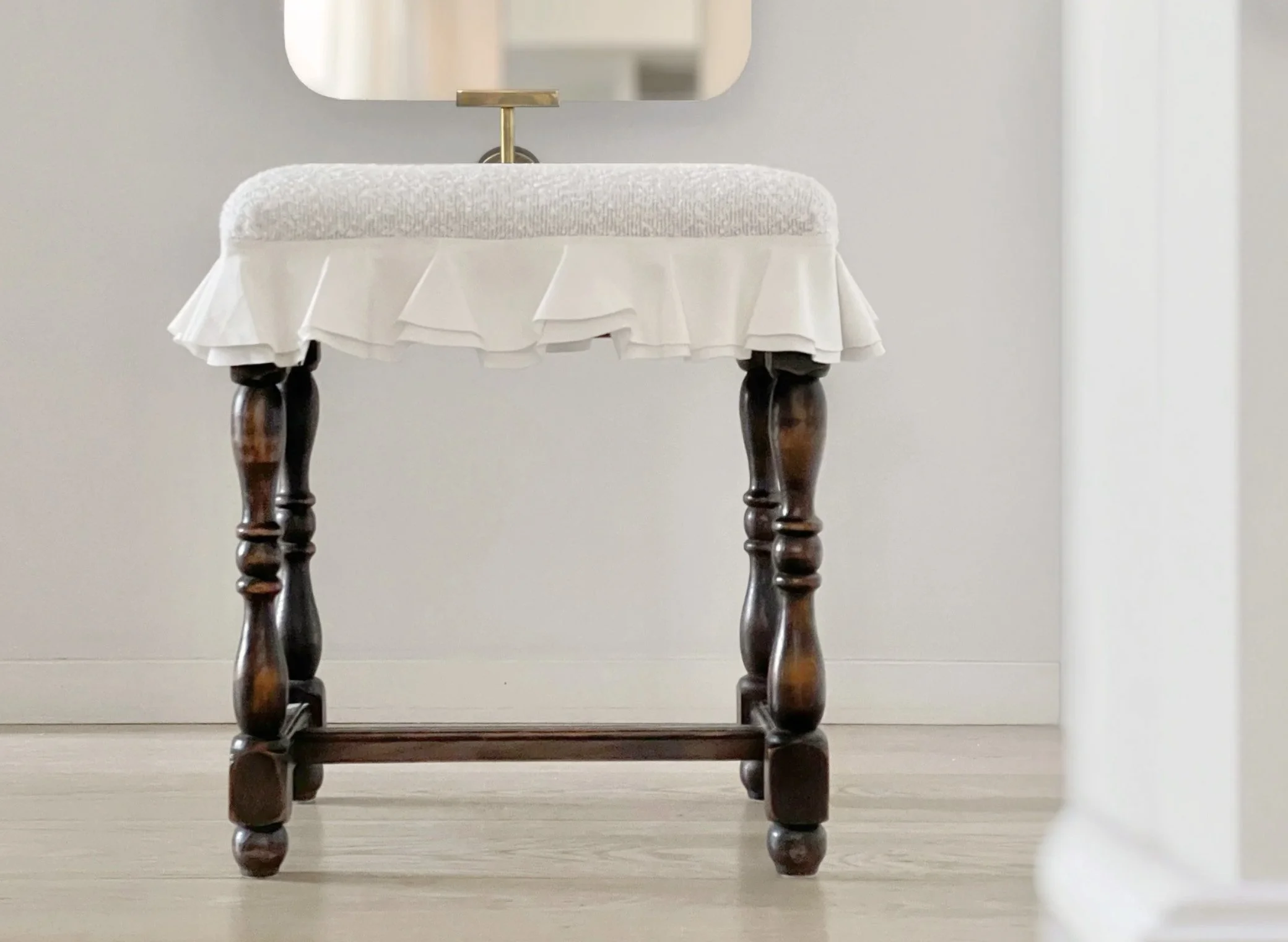 Dressing table stool in dark oak with ruffels