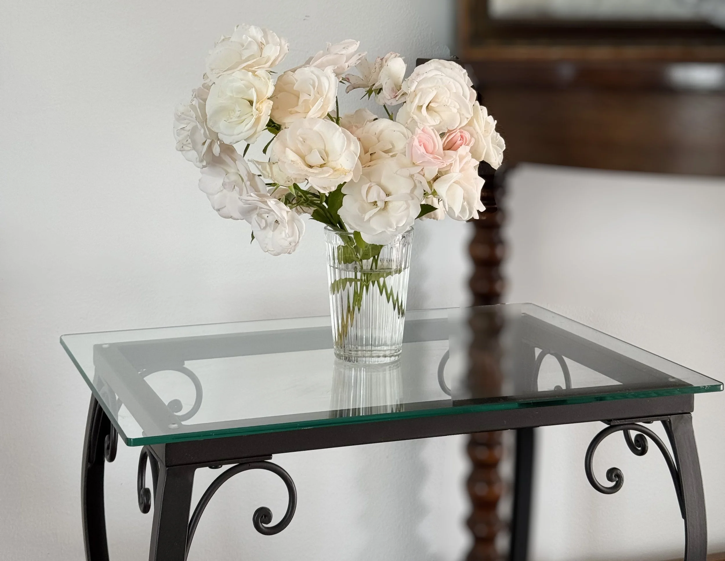Side table in wrought iron with glass top