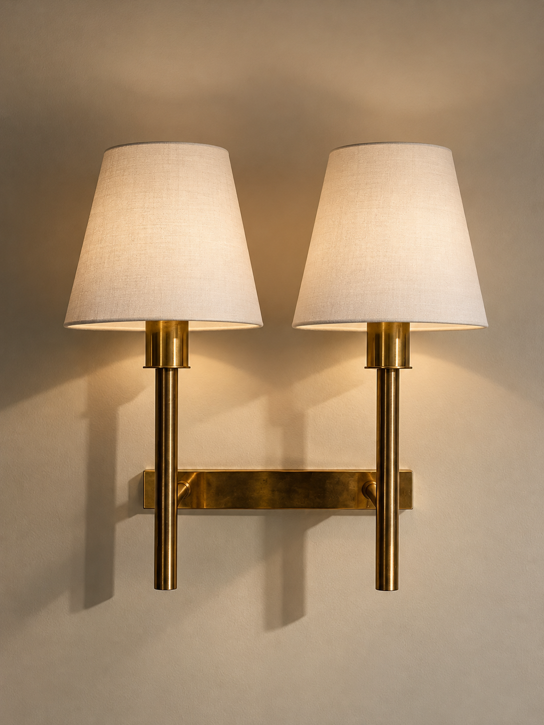Elegant dubbel vägglampa i mässing.png