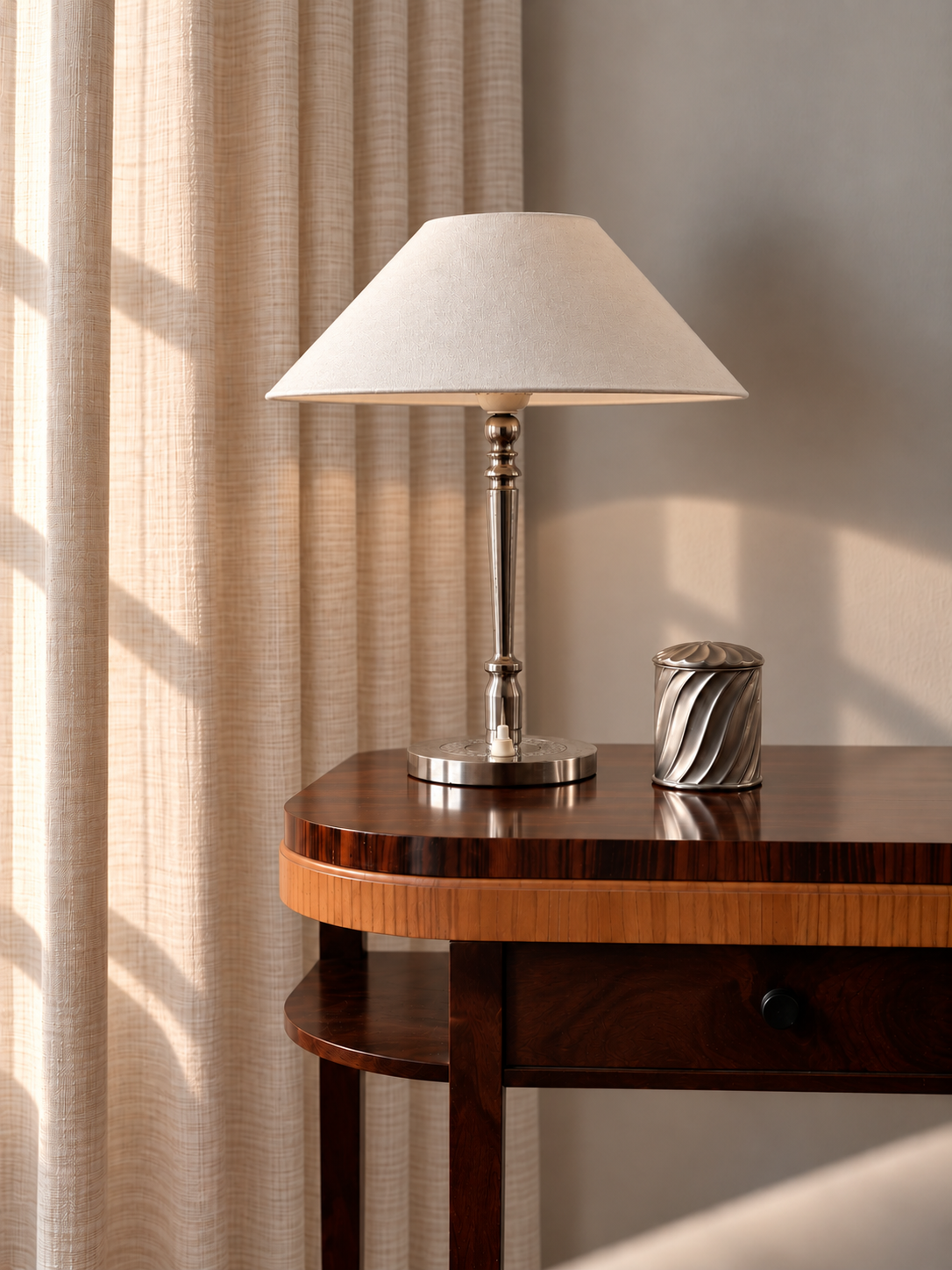 Solbelyst bord med elegant metallampa.png