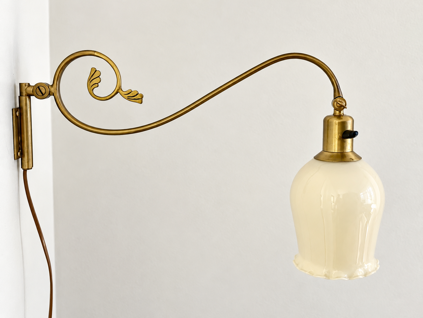 Wall lamp, brass metal with opal glass
