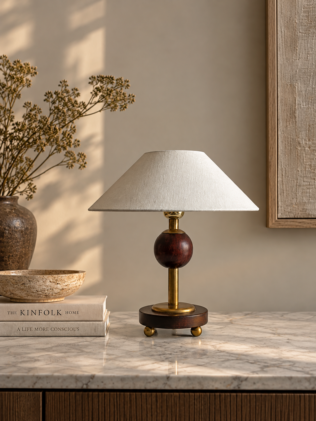 Elegant lamp i varm interiör.png