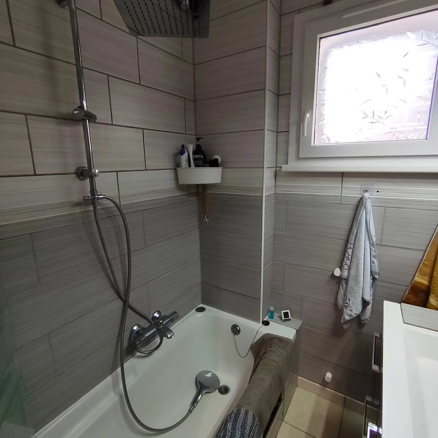 Transformation totale d'une salle d'eau,
Recr&eacute;er les volumes permettant le confort d'une douche &agrave; l'italienne, et l'ajout d'un chauffe eau extra plat, permettant son ind&eacute;pendance face au chauffage collectif dans cette r&eacute;si